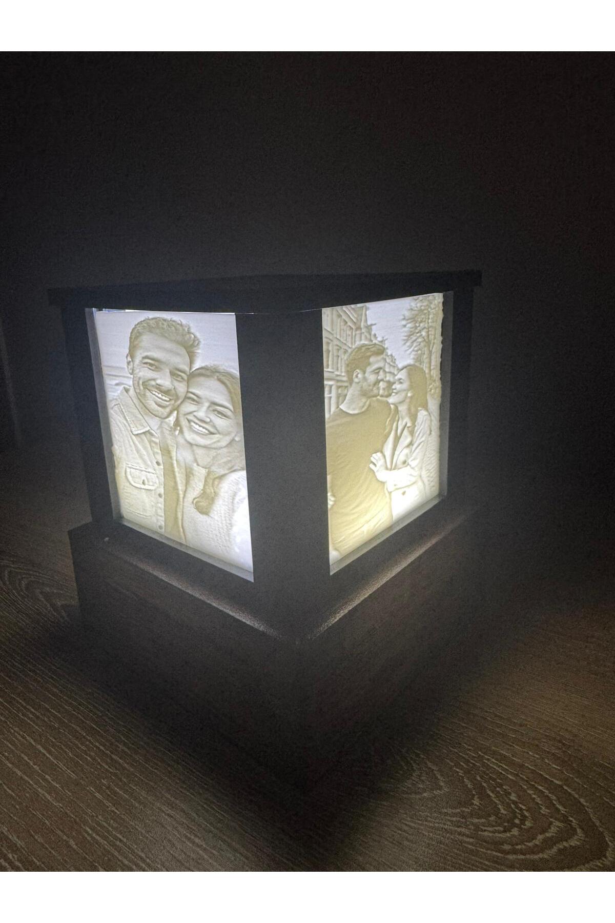 Kişiye Özel Fotoğraf Küp Lamba – Ahşap Tabanlı, Prizle Çalışan Dekoratif Işık