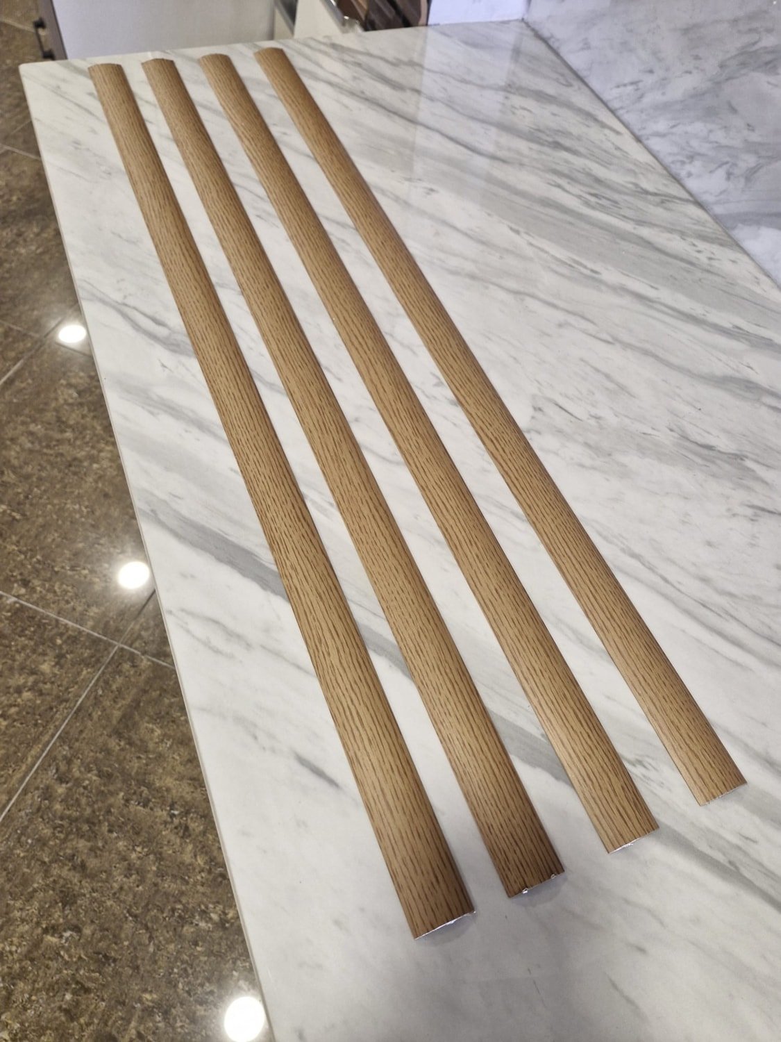 Parke Eşik Çıtası Kendinden Silikonlu Yapışkanlı Meşe Renkli Alüminyum Profil 90 Cm/ 4 Adet.
