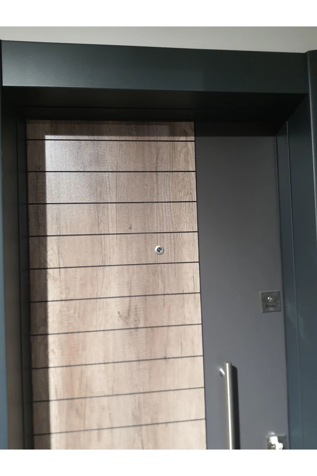 Çelik Kapı , Antrasit Kasalı Rustik Çizgili Düz Model Tırnaklı Sistem Çelik Kapı Sol Açılım