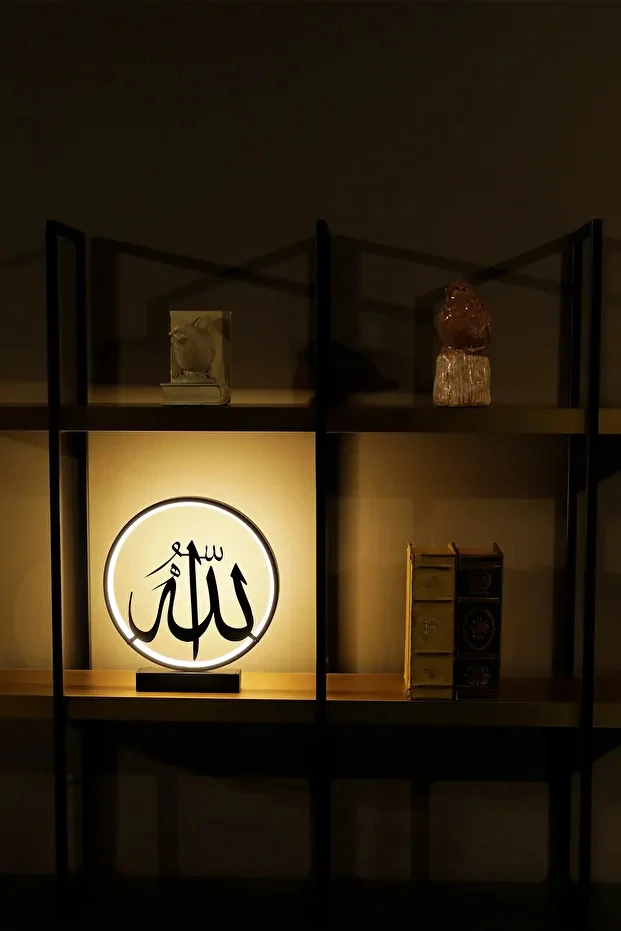 Allah Yazılı Metal LED Gece Lambası Dekoratif Işıklı Masa Lambası | Modern Islami Tasarım