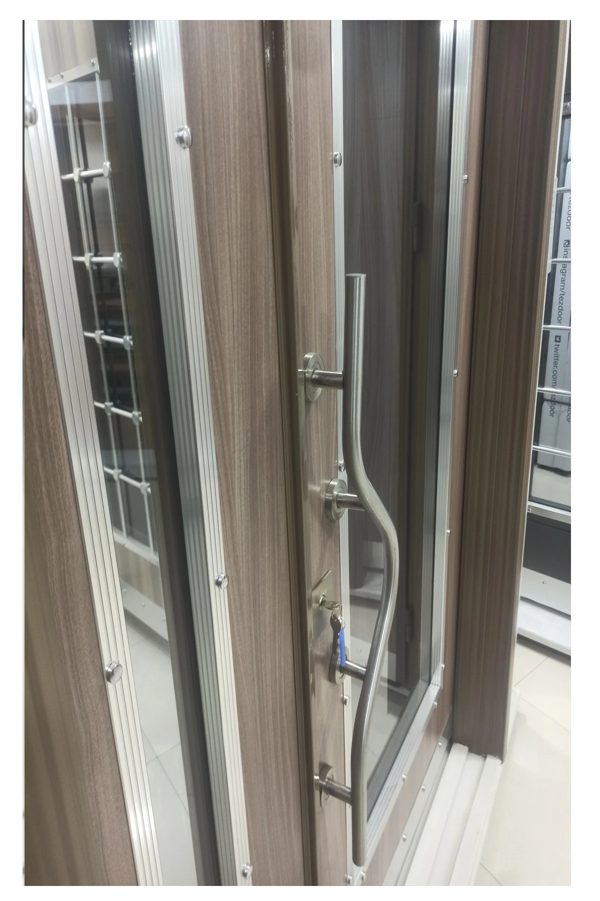 Çelik Kapı Fiyatları Eskitme Model Apartman Giriş Kapısı, Dış Mekan Çelik Kapı Sağ Açılım