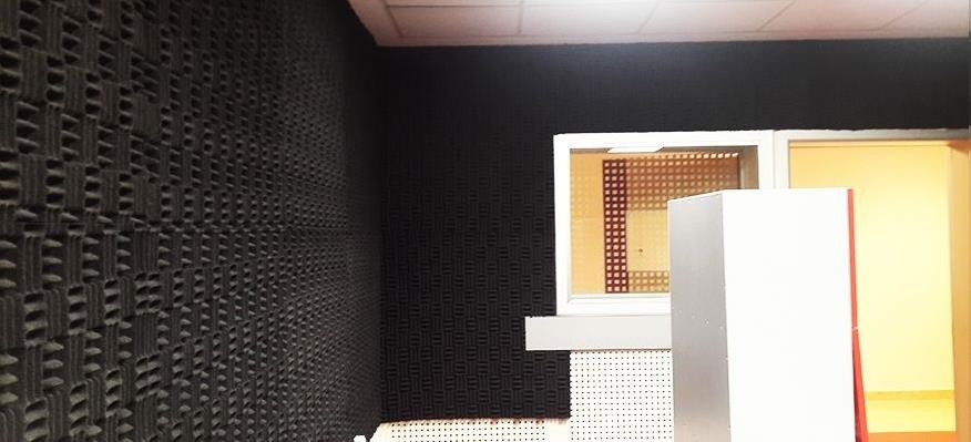 Yapışkanlı Yanmaz Akustik SÜNGER40MM 50DNS 100CM x 100CM