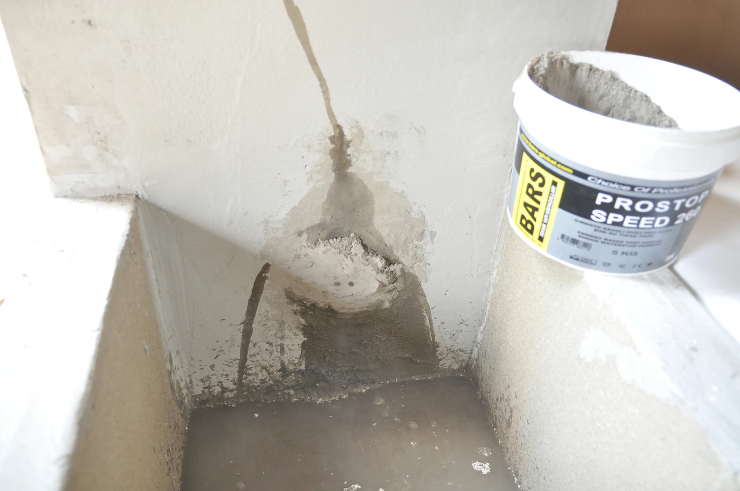 Çimento Esaslı Hızlı Priz Alan Şok Su Tıkaç Tozu 5 Kg.