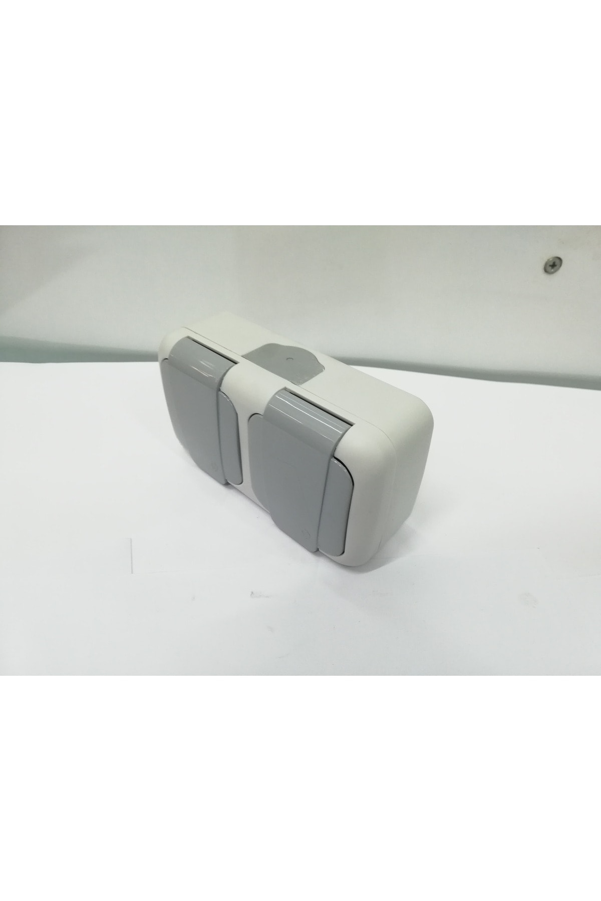 Nemliyer (sıva üstü) İkili Kombinasyon Topraklı Priz gri