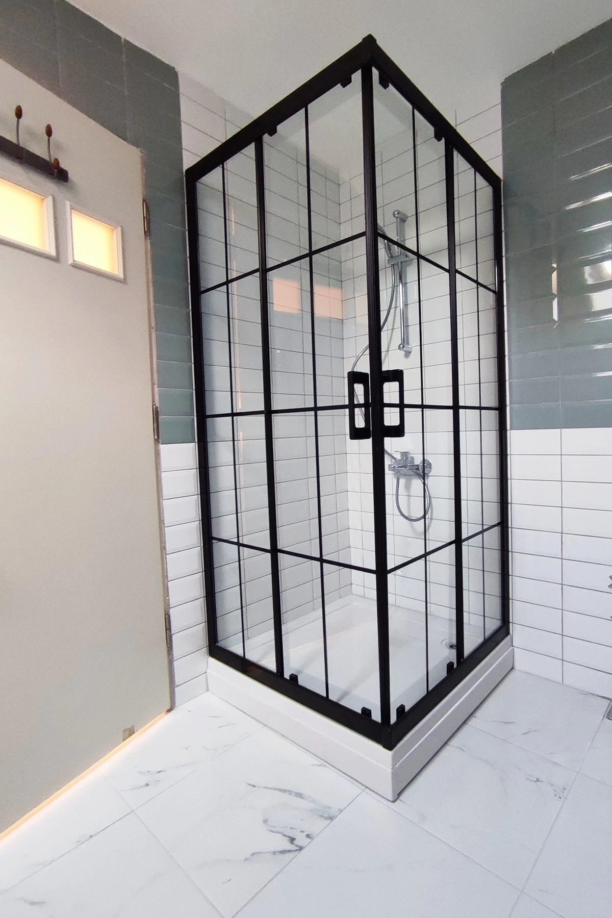 80 X 80 Duşakabin Tekneli Siyah Çizgili Karolaj Desen