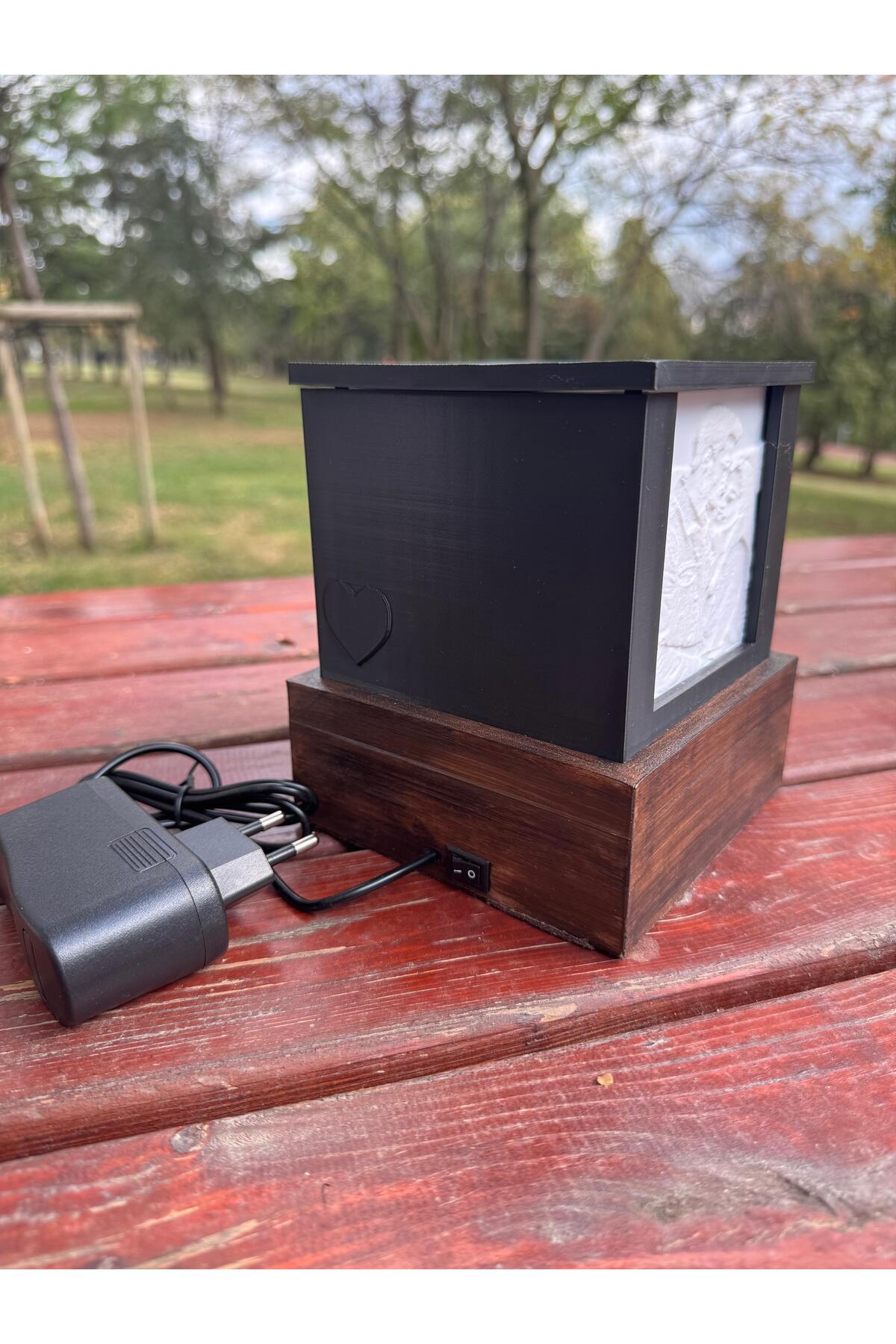 Kişiye Özel Fotoğraf Küp Lamba – Ahşap Tabanlı, Prizle Çalışan Dekoratif Işık