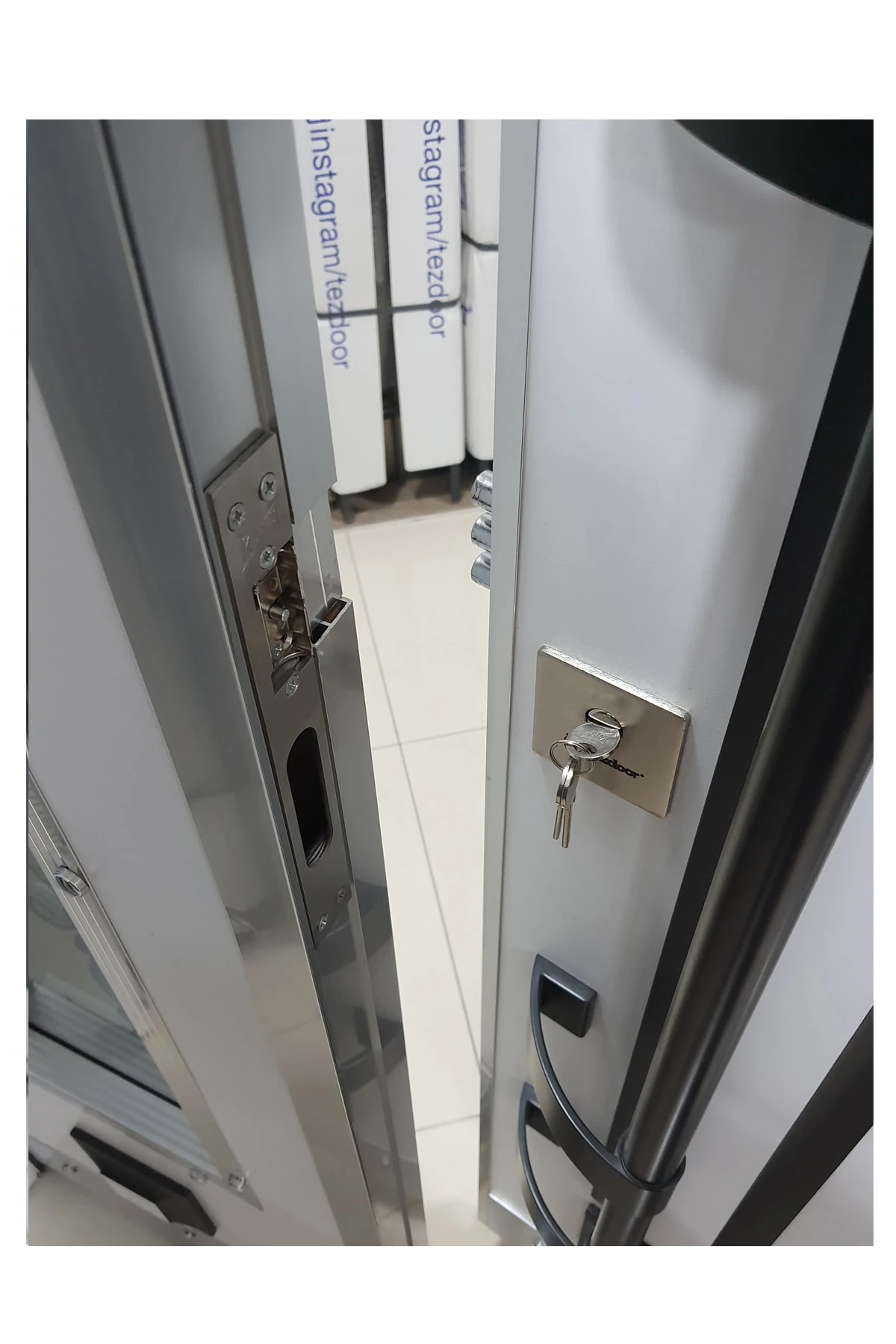 Beyaz Çelik Kapı Beyaz Renk Kabartmalı Model Daire Giriş Kapısı Sol Açılım