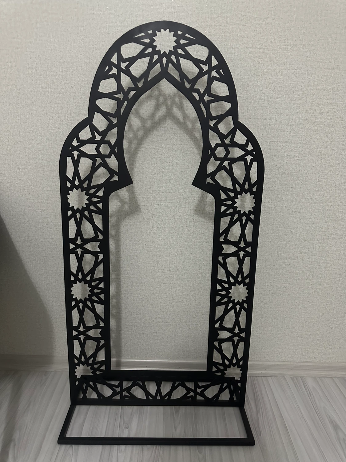 Aksa Ayaklı Metal Mihrab – Islami Motifli | Namaz Köşesi & Mescit Dekoru