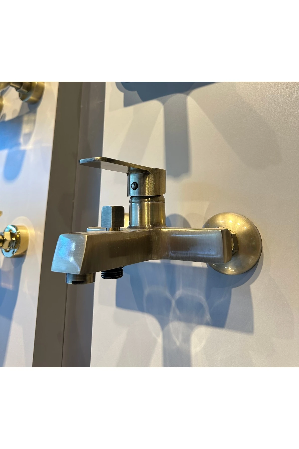 Mat Gold Duş Sistemi Mat Gold Tepe Yağmurlama Armatür Dahil Komple Set Fırçalanmış Dore Gold Kare