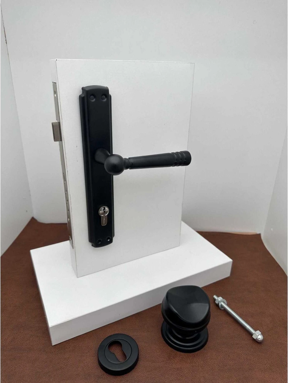 Osmanlı Mat Siyah Çelik Kapı Kolu - Sağ Basar Tek Yön + Tokmak ve Alt Rozeti (Kilit Hariç)