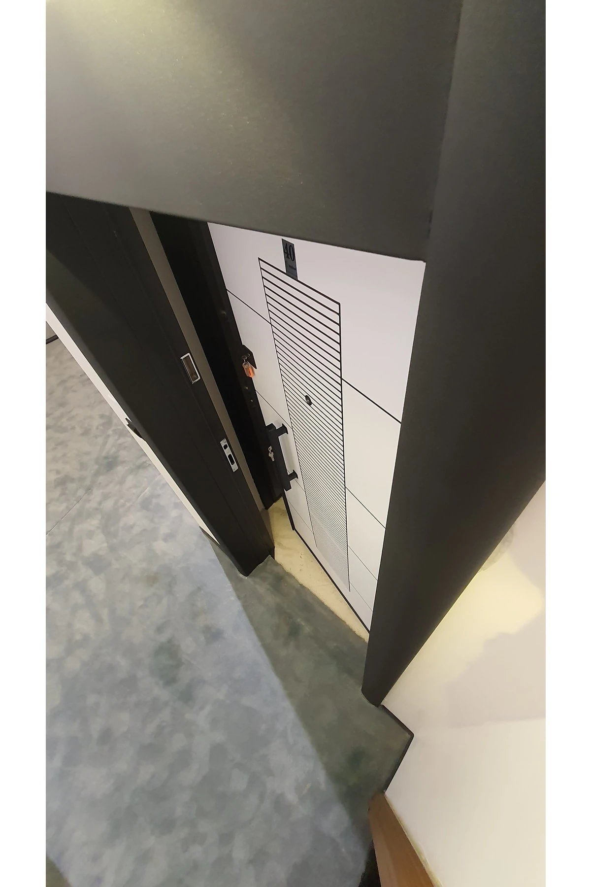 Çelik Kapı, Tırnaklı Çelik Kapı, Düz Model Kapı, Beyaz Renk Antrasit Desenli Çelik Kapı Sağ Açılım