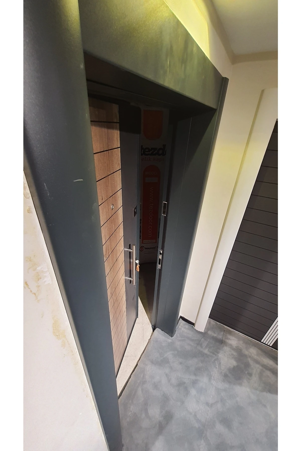 Çelik Kapı , Antrasit Kasalı Rustik Çizgili Düz Model Tırnaklı Sistem Çelik Kapı Sol Açılım