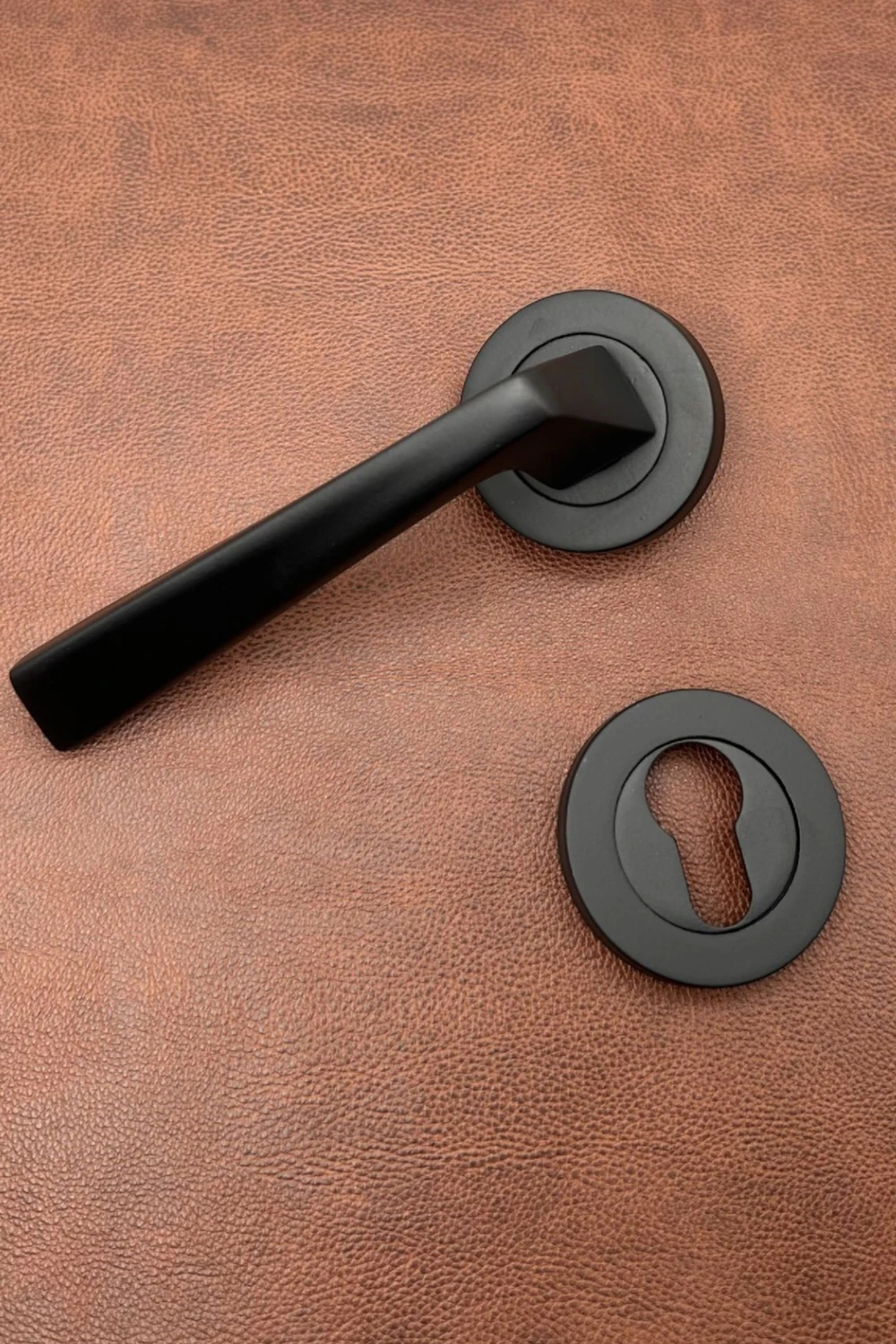 Piramit Siyah Lüx Yuvarlak Şık Rozetli Yale Çelik Kapı Kolu Sol Basar