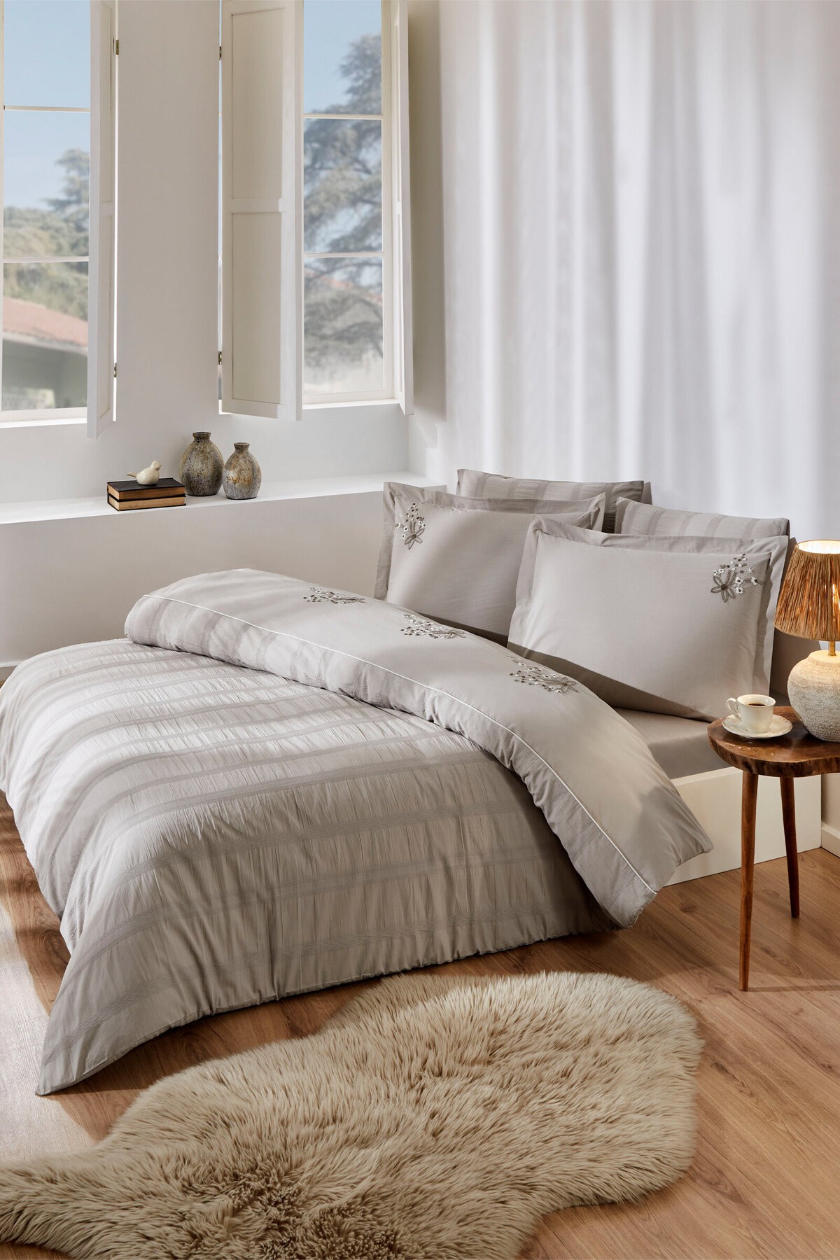 Clivia Çift Kişilik Nakışlı Saten Nevresim Takımı