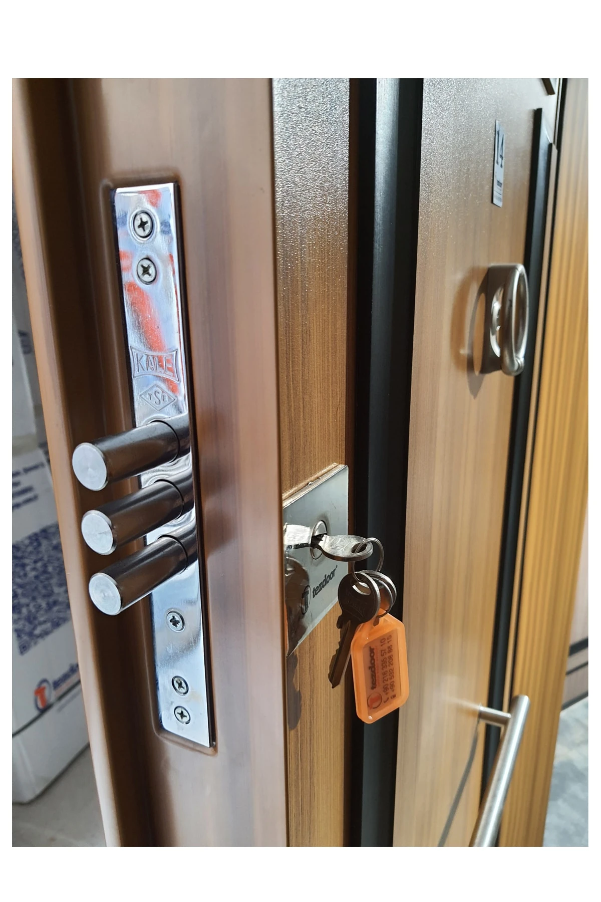 Celik Kapi Tırnaklı Sistem Çelik Kapı, Eskitme Kasalı Kabartmalı Sağ Açılım