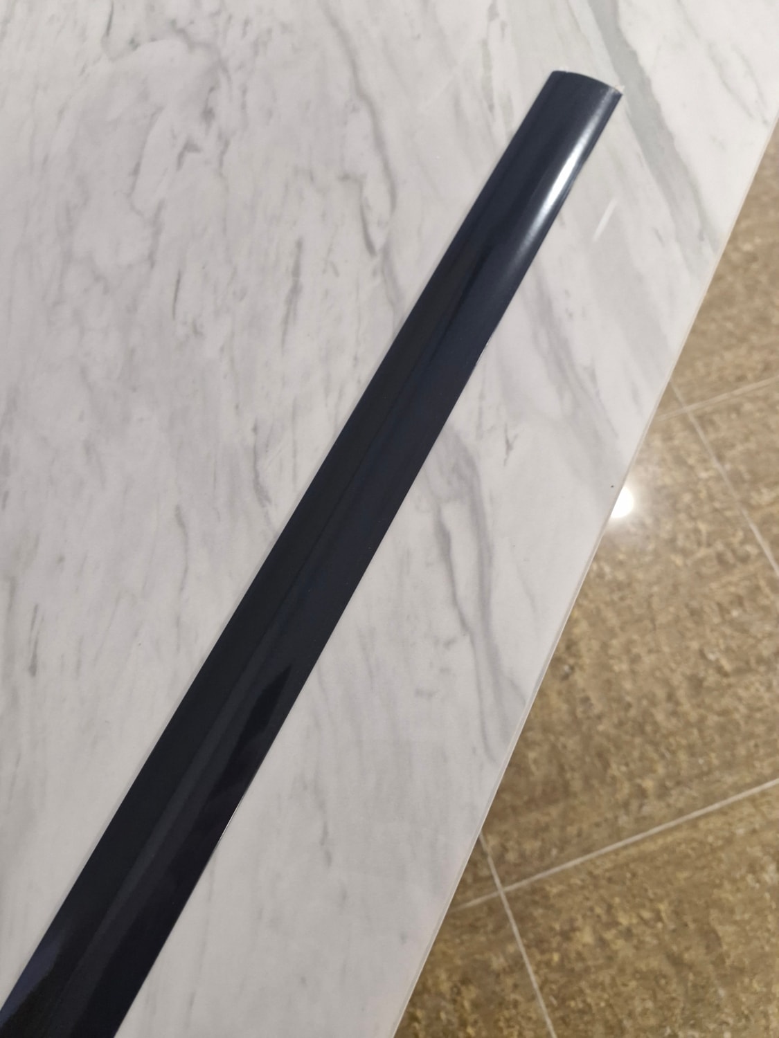 Parke Eşik Çıtası Kendinden Yapışkanlı Antrasit Renkli Alüminyum Profil 90 cm /3 Adet.