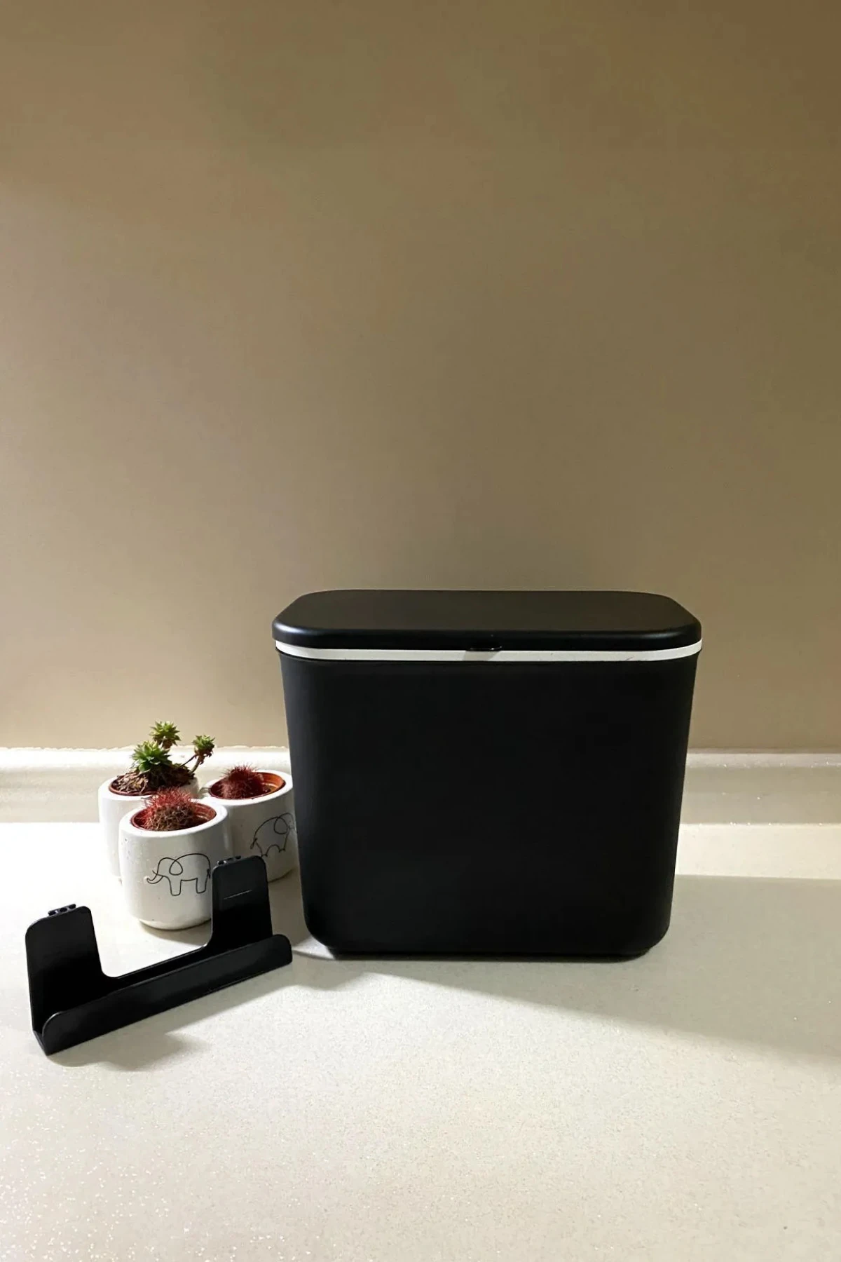 Askılı Çöp Kovası Çizgili 8 Lt Mutfak Tezgah Üstü Ve Dolap Askılı Çöp Kovası Çift Yön Kapaklı