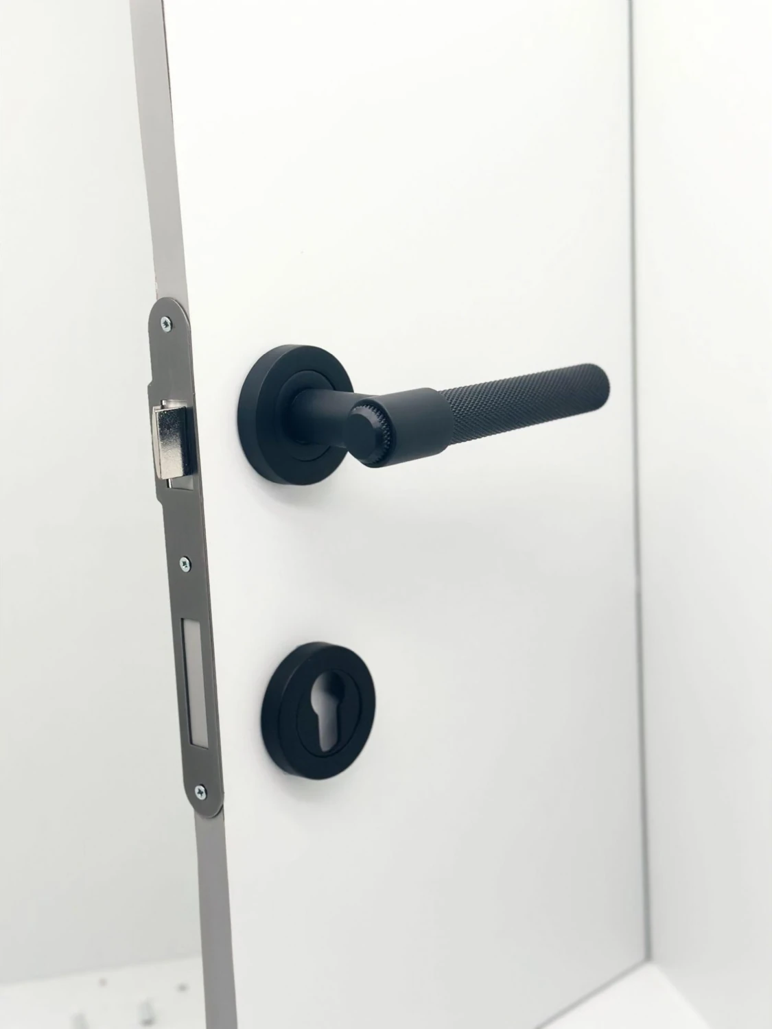 Punch Mat Siyah Rozetli Yale Çelik Kapı Kolu Sol Basar Tek Yön