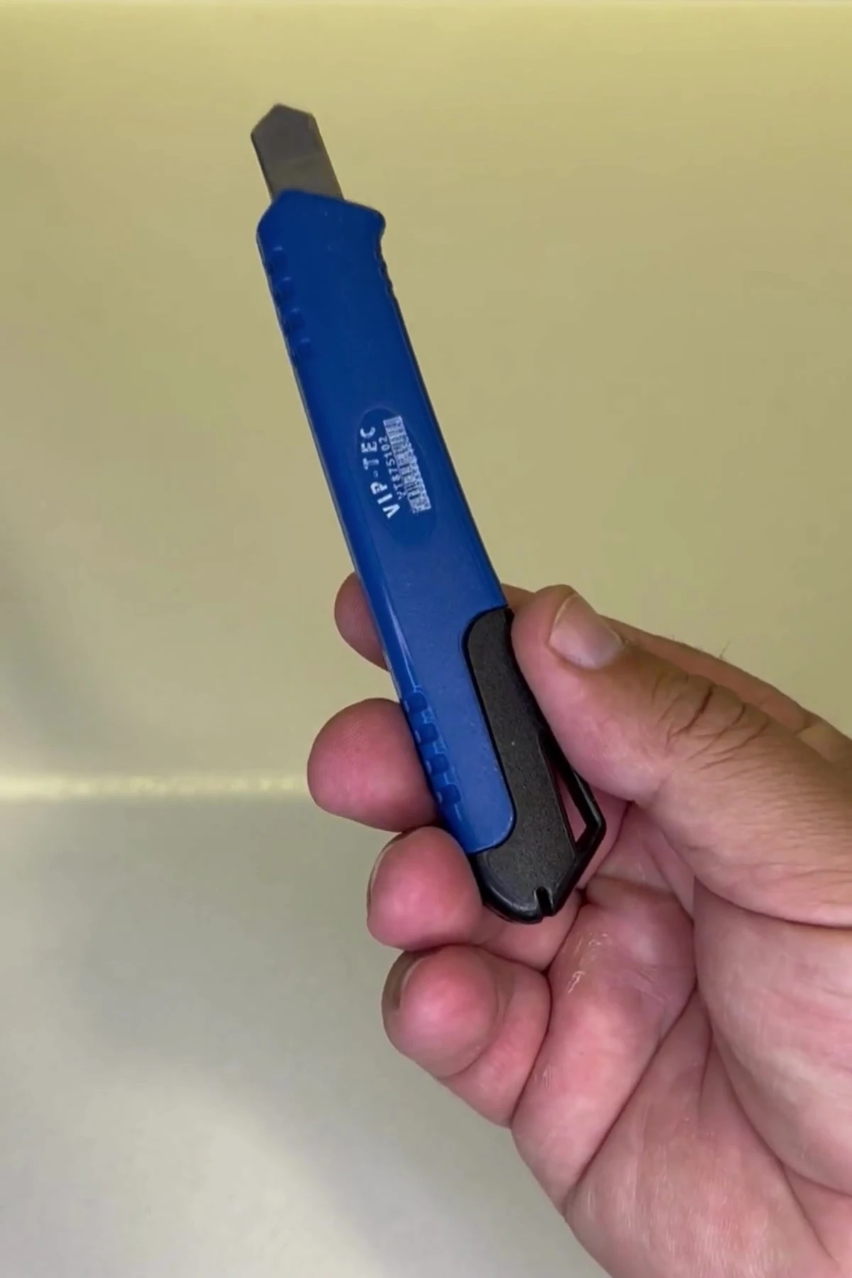 VİPTEC PROFESYONEL PLASTİK GÖVDE İNCE MAKET BIÇAĞI MAVİ 9 mm 1 PAKET ( 12 ADET )