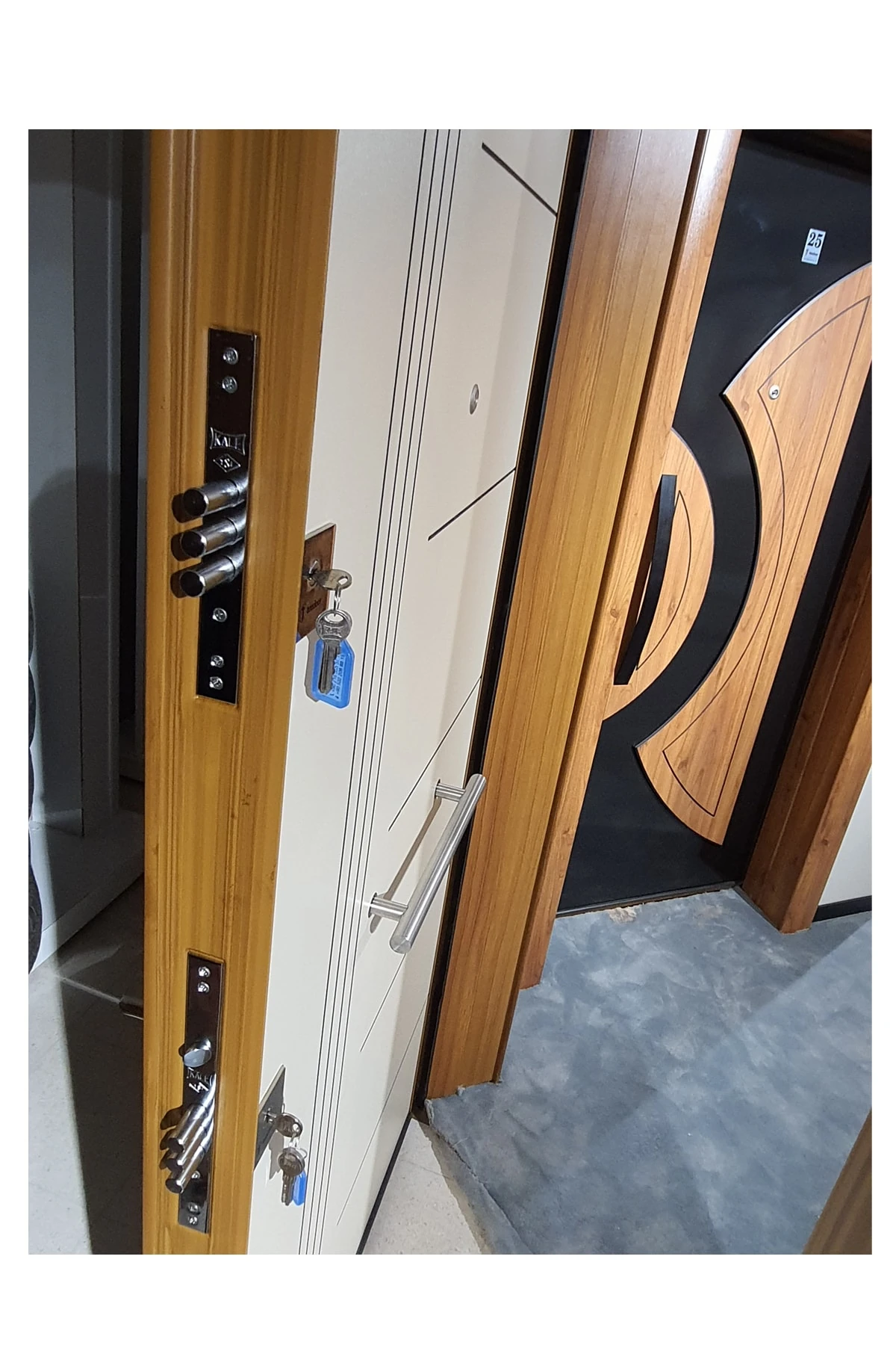 Çelik Kapı Ahşap Kaplama Krem Rengi Tırnaklı Kale Kilitli Çelik Kapı Daire Kapısı Sol Açılım