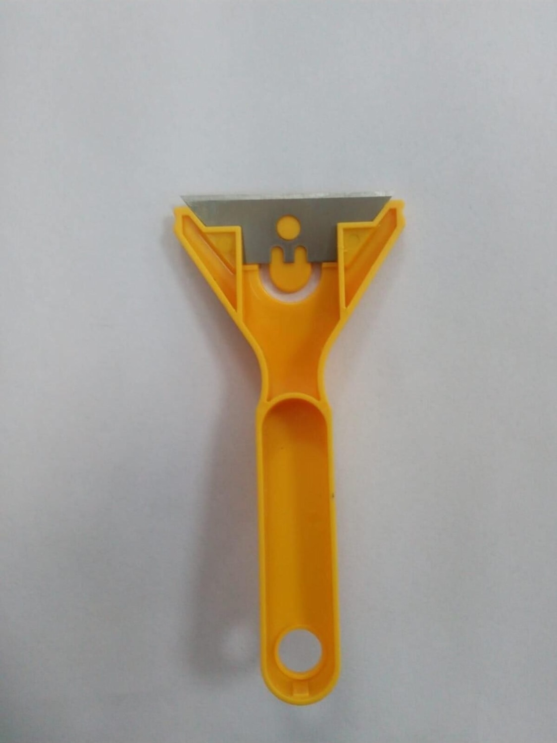 Metal Uçlu Cam ve Buz Kazıma Aparatı - Dayanıklı, Yerli Üretim, Kırmızı Renk, Ergonomik Tasarım