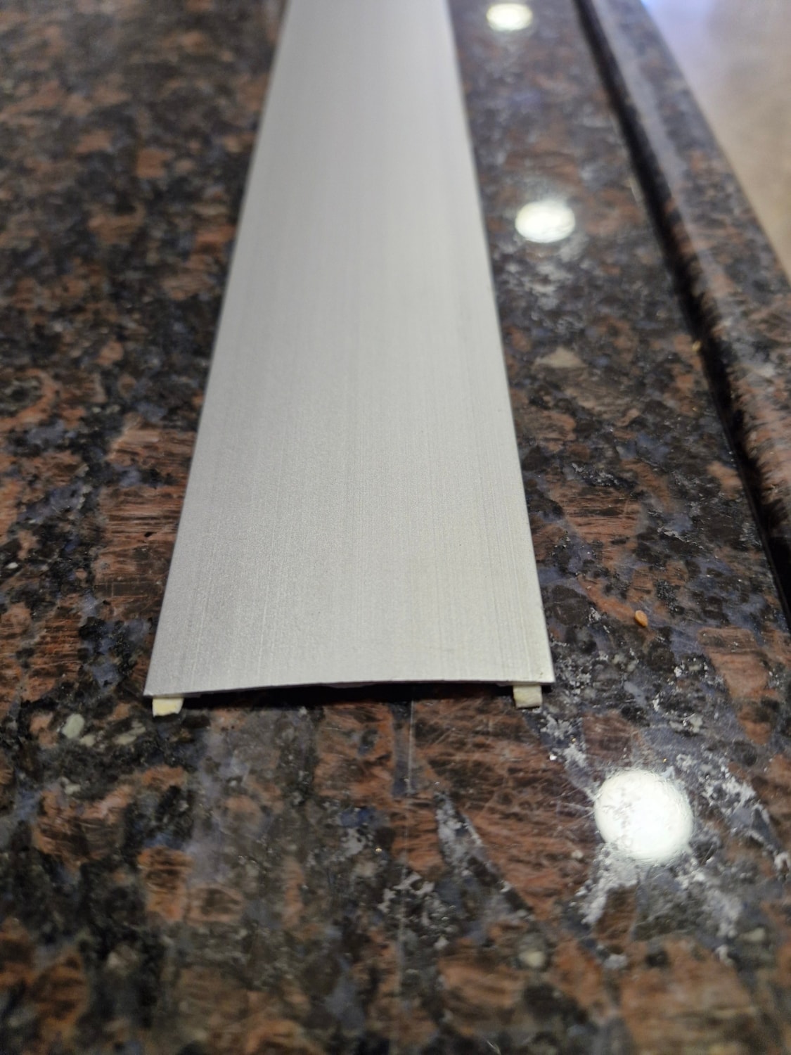 Parke Eşik Çıtası Kendinden Silikonlu Yapışkanlı Alüminyum Geniş Profil 90 Cm/3 Adet.