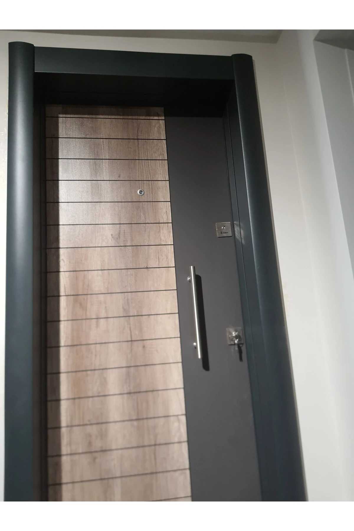 Çelik Kapı , Antrasit Kasalı Rustik Çizgili Düz Model Tırnaklı Sistem Çelik Kapı Sol Açılım