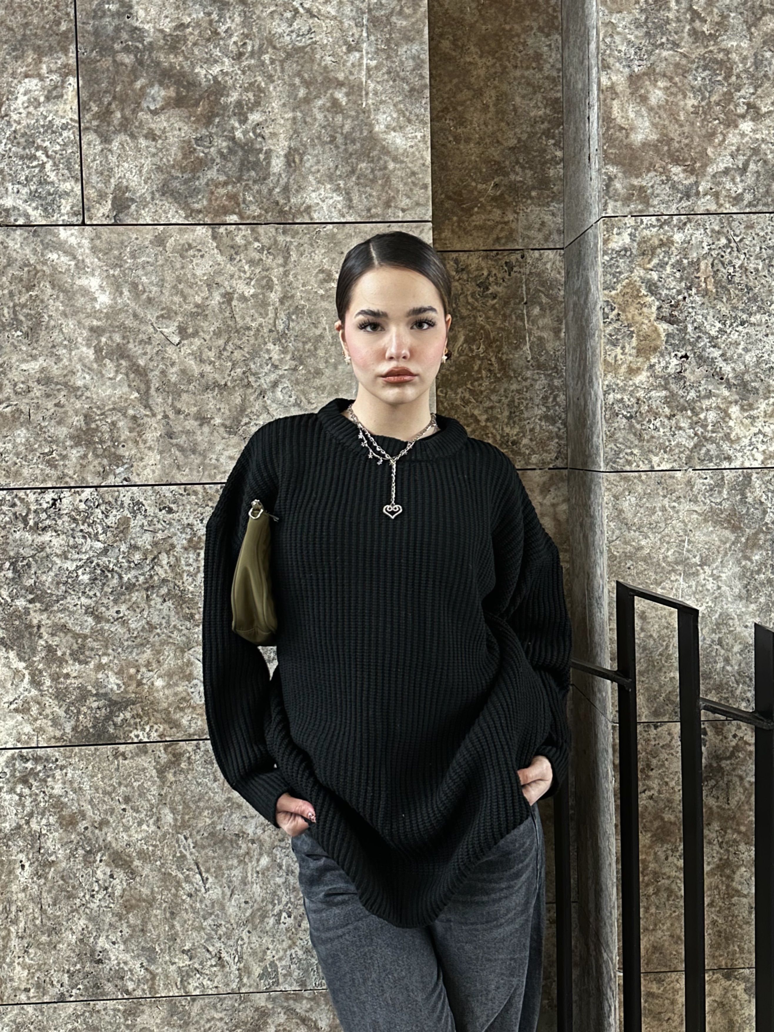Yuvarlak Yakalı Siyah Oversize Triko Kazak