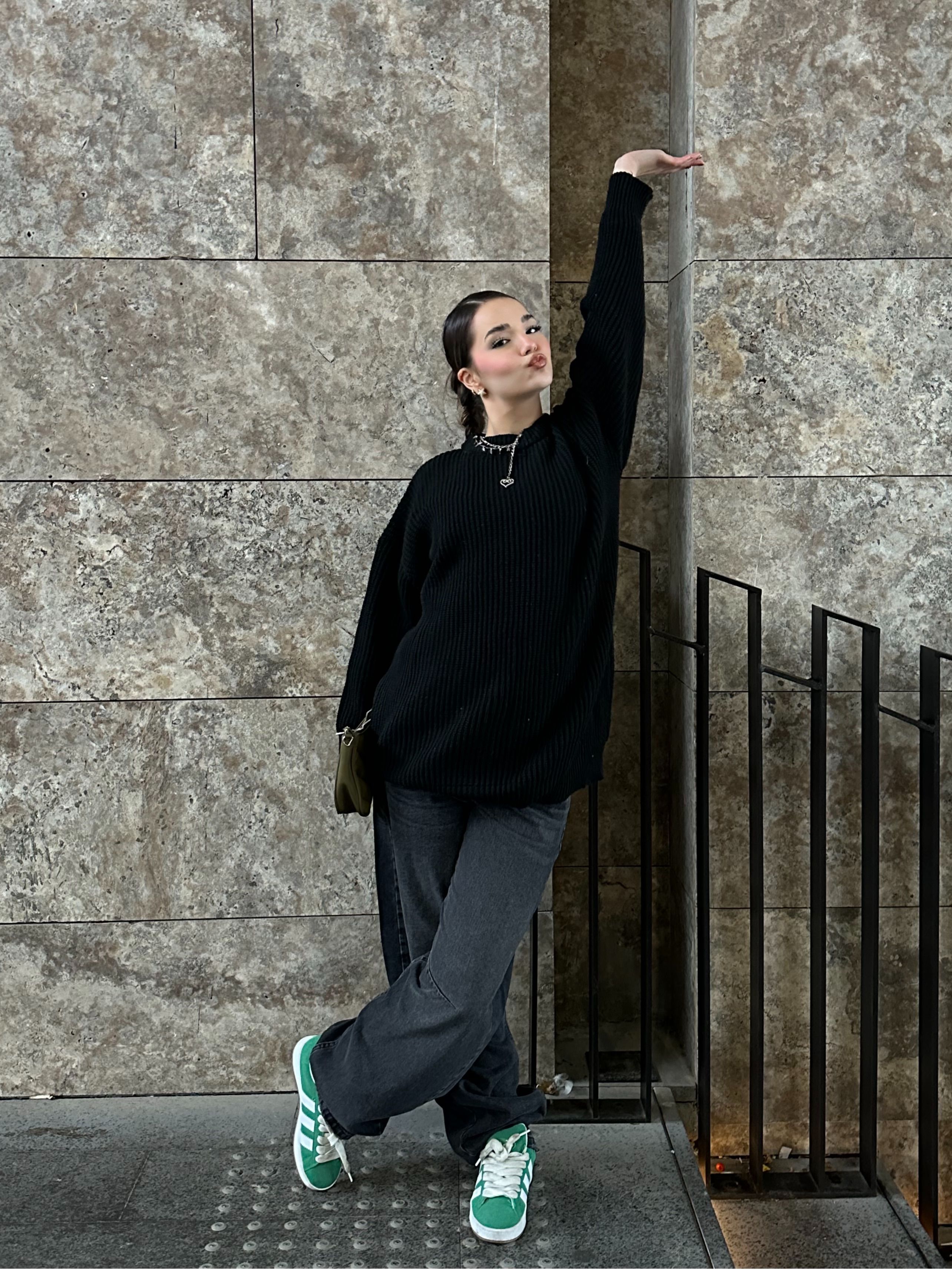 Yuvarlak Yakalı Siyah Oversize Triko Kazak