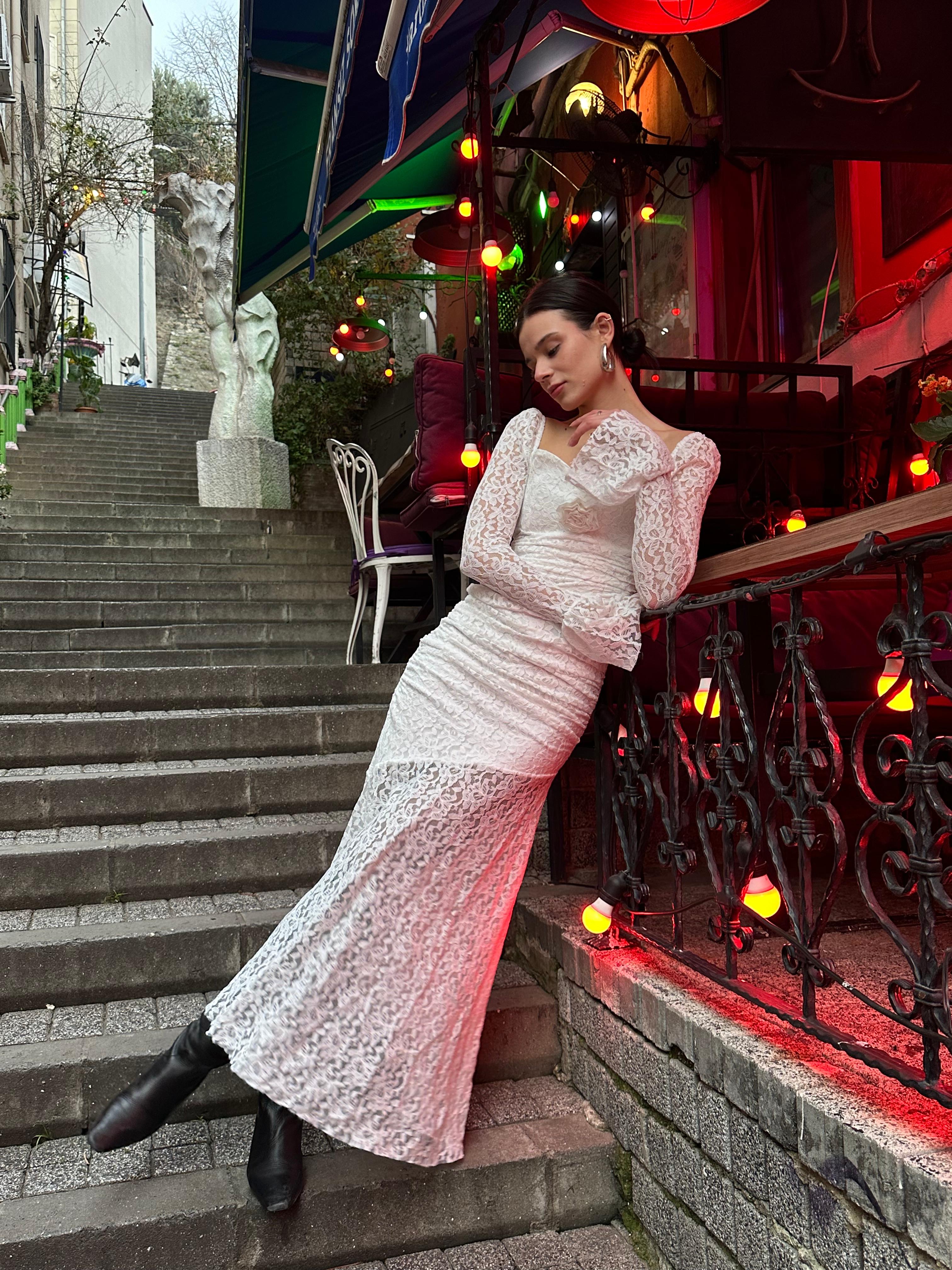 Beyaz Drape Detay Dantelli Maxi Elbise