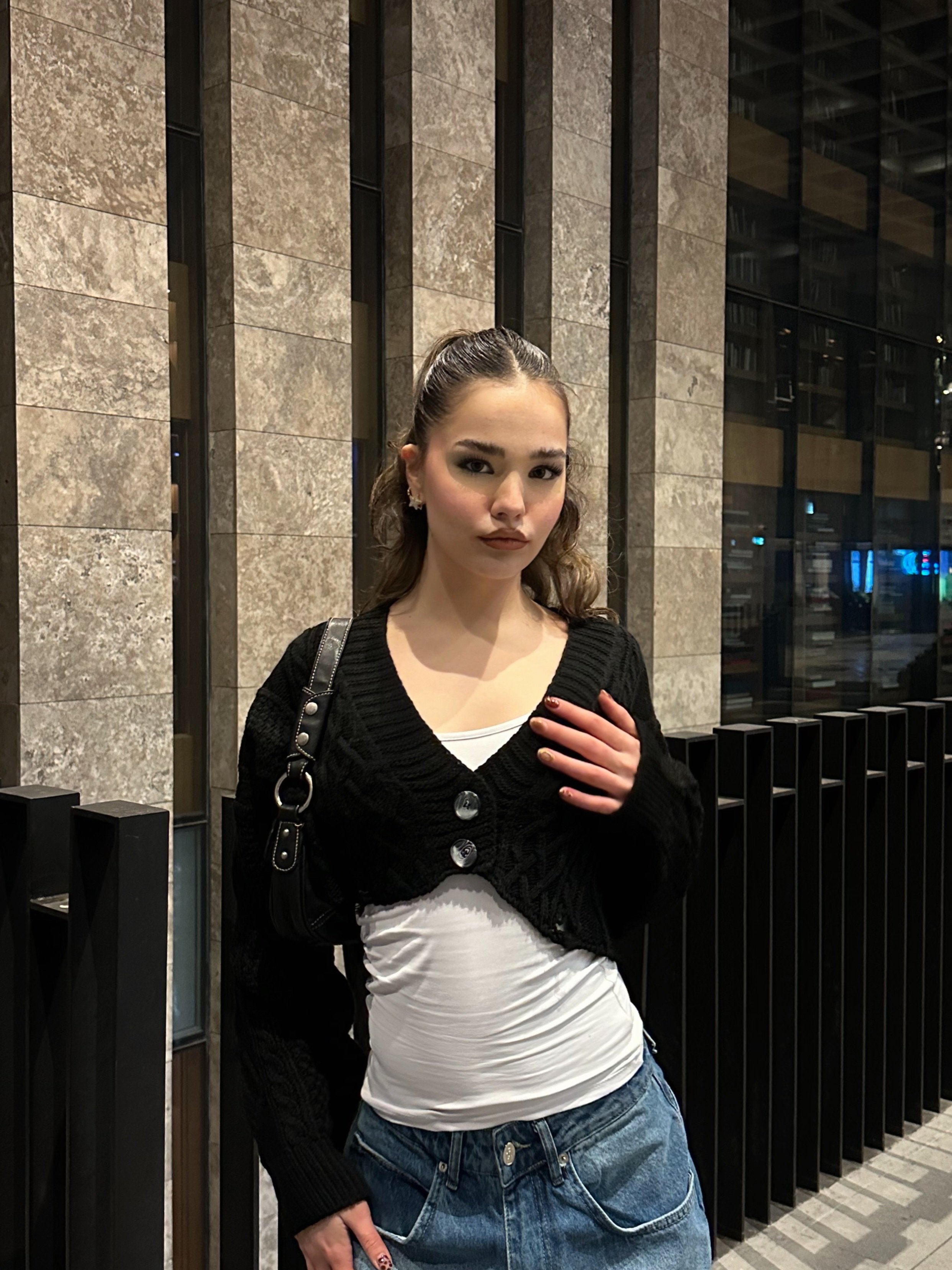V Yaka Düğmeli Crop Siyah Triko Kazak