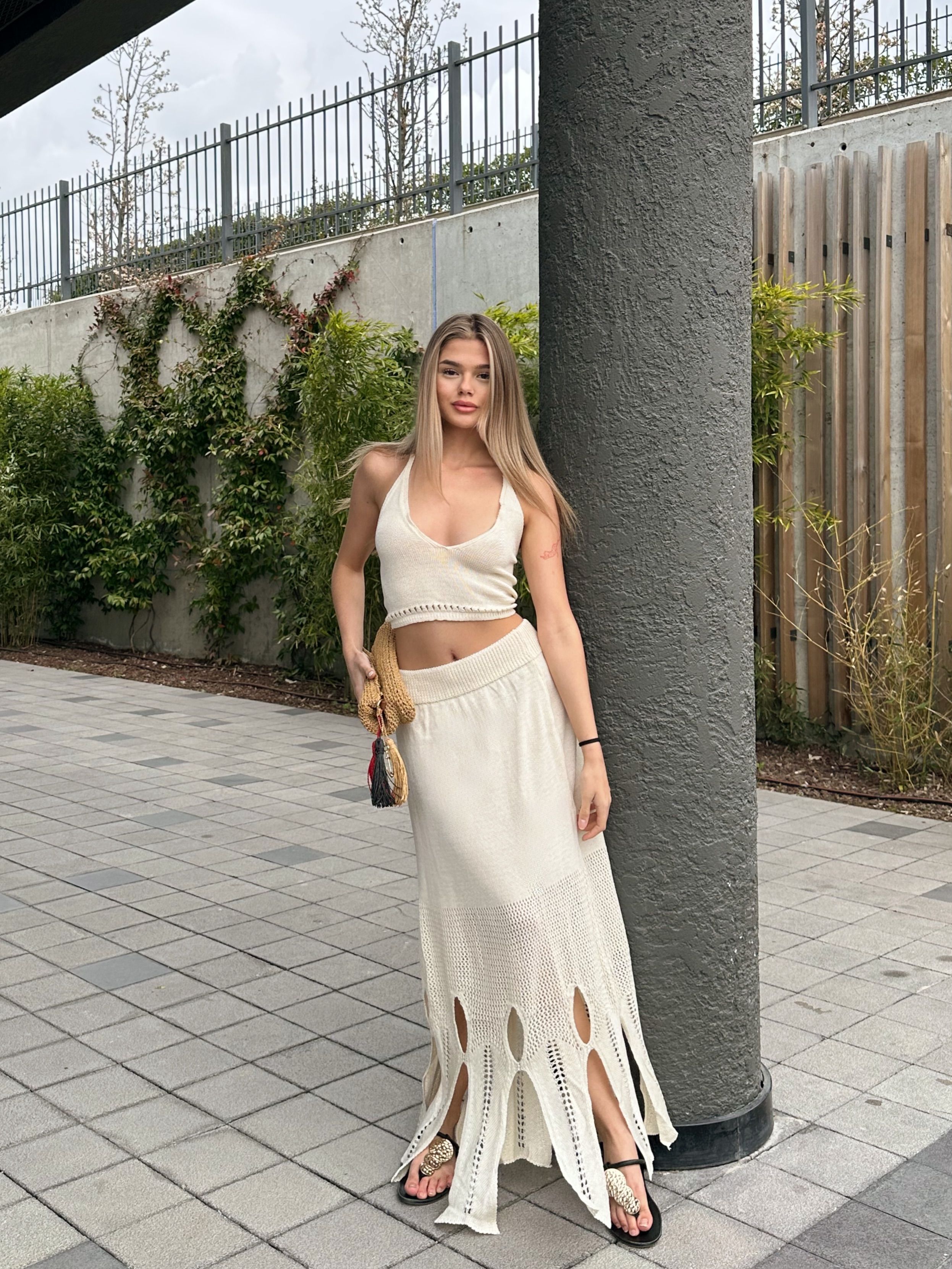 Bej Boyundan Bağlamalı Örme Takım Elbise