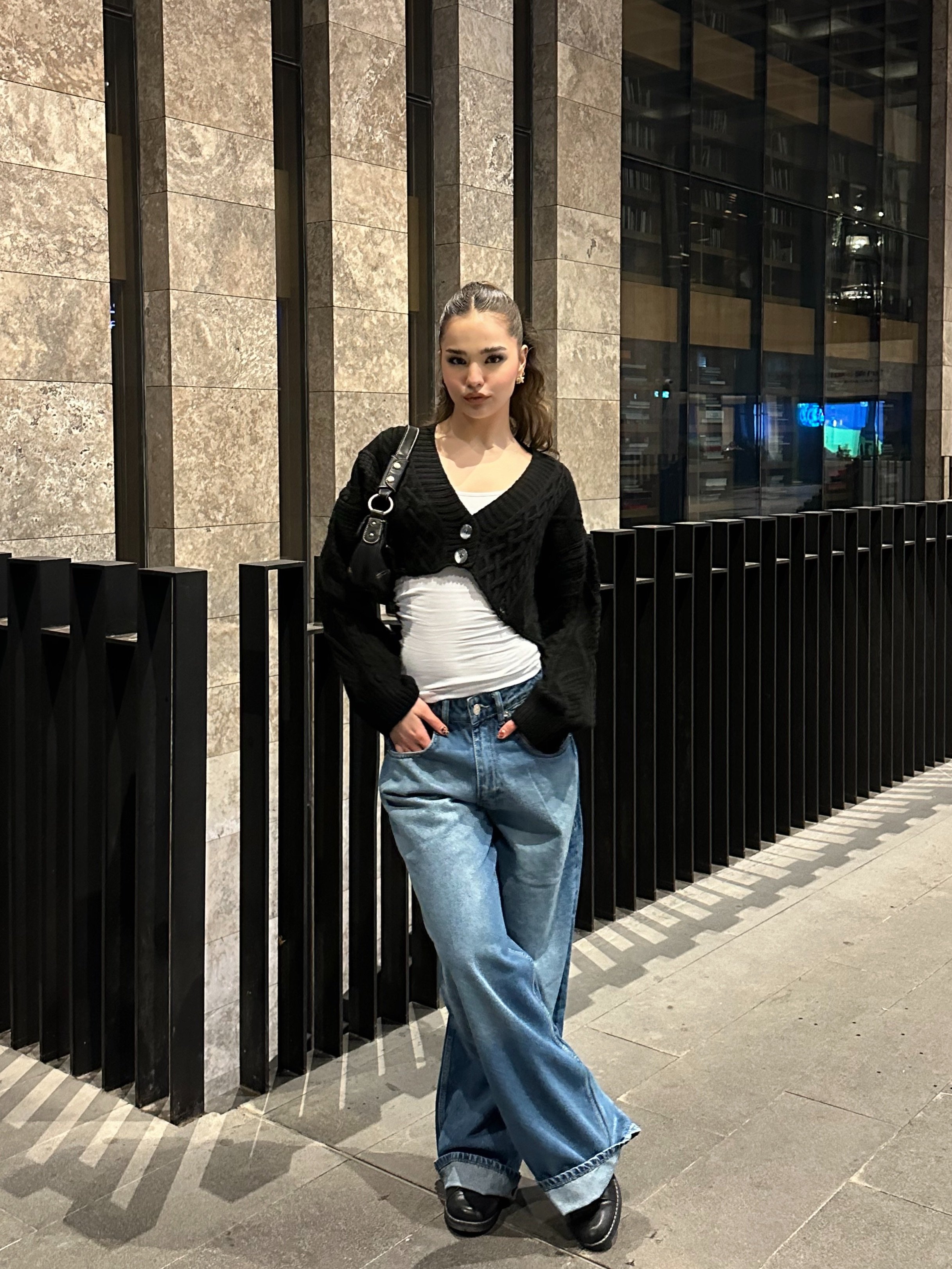 V Yaka Düğmeli Crop Siyah Triko Kazak
