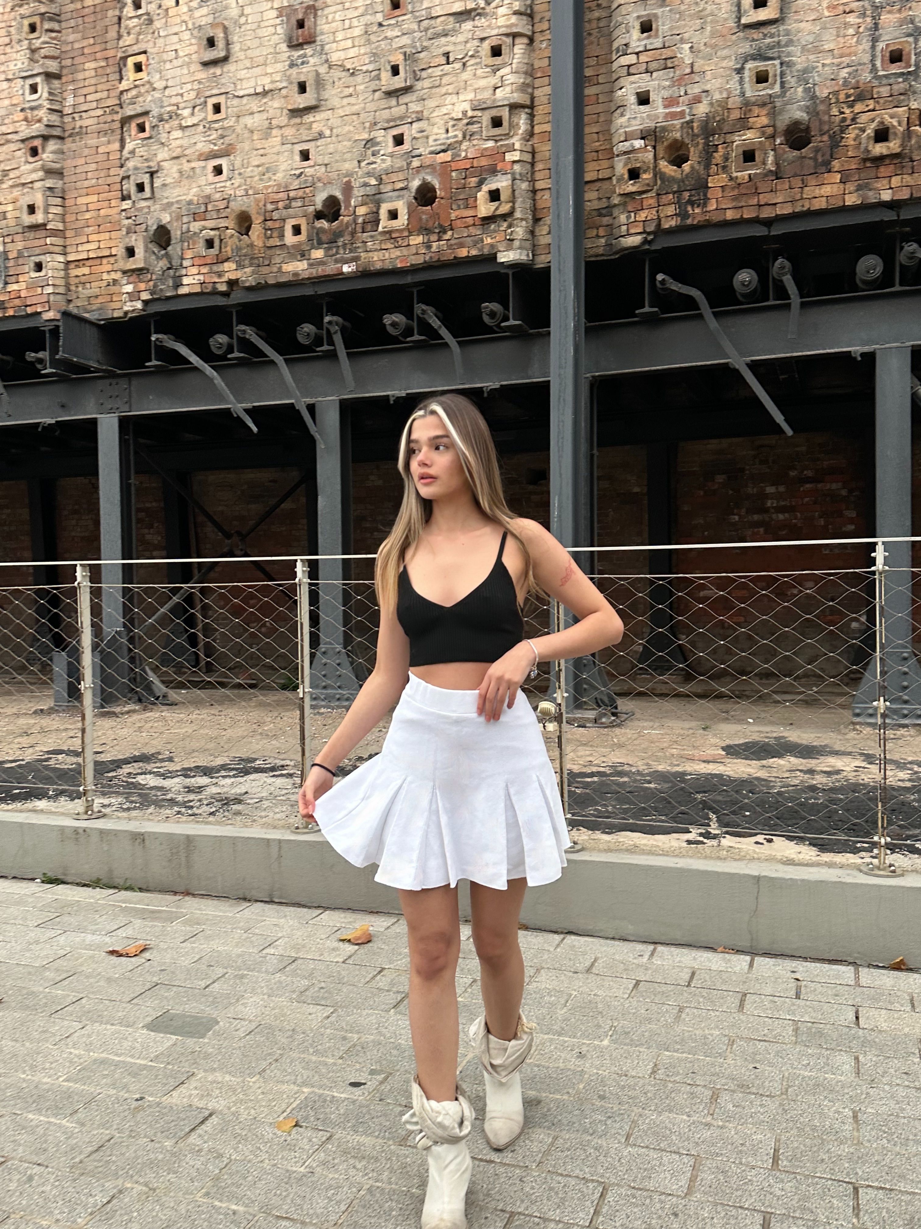 Beyaz Pileli Etek