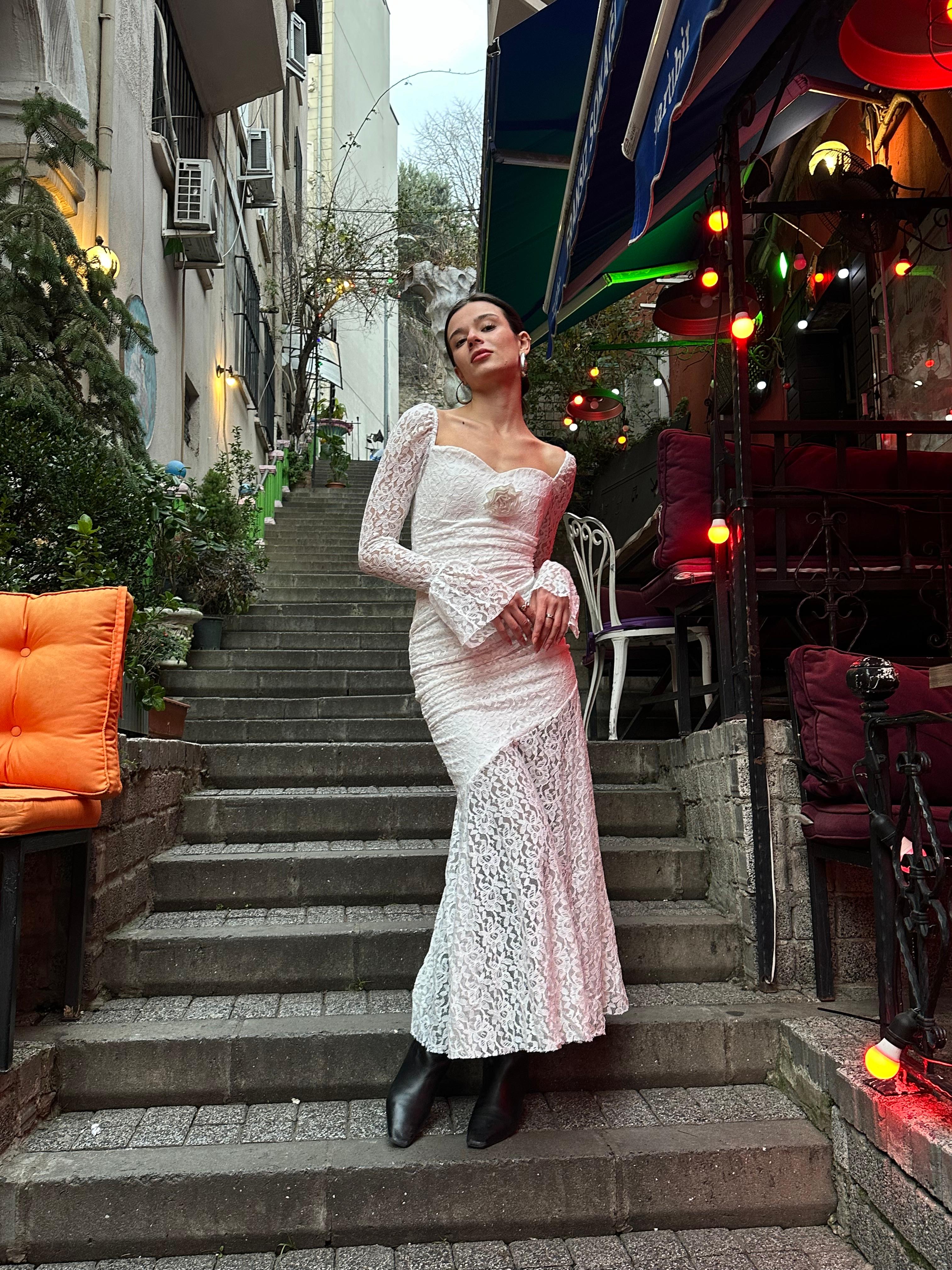 Beyaz Drape Detay Dantelli Maxi Elbise