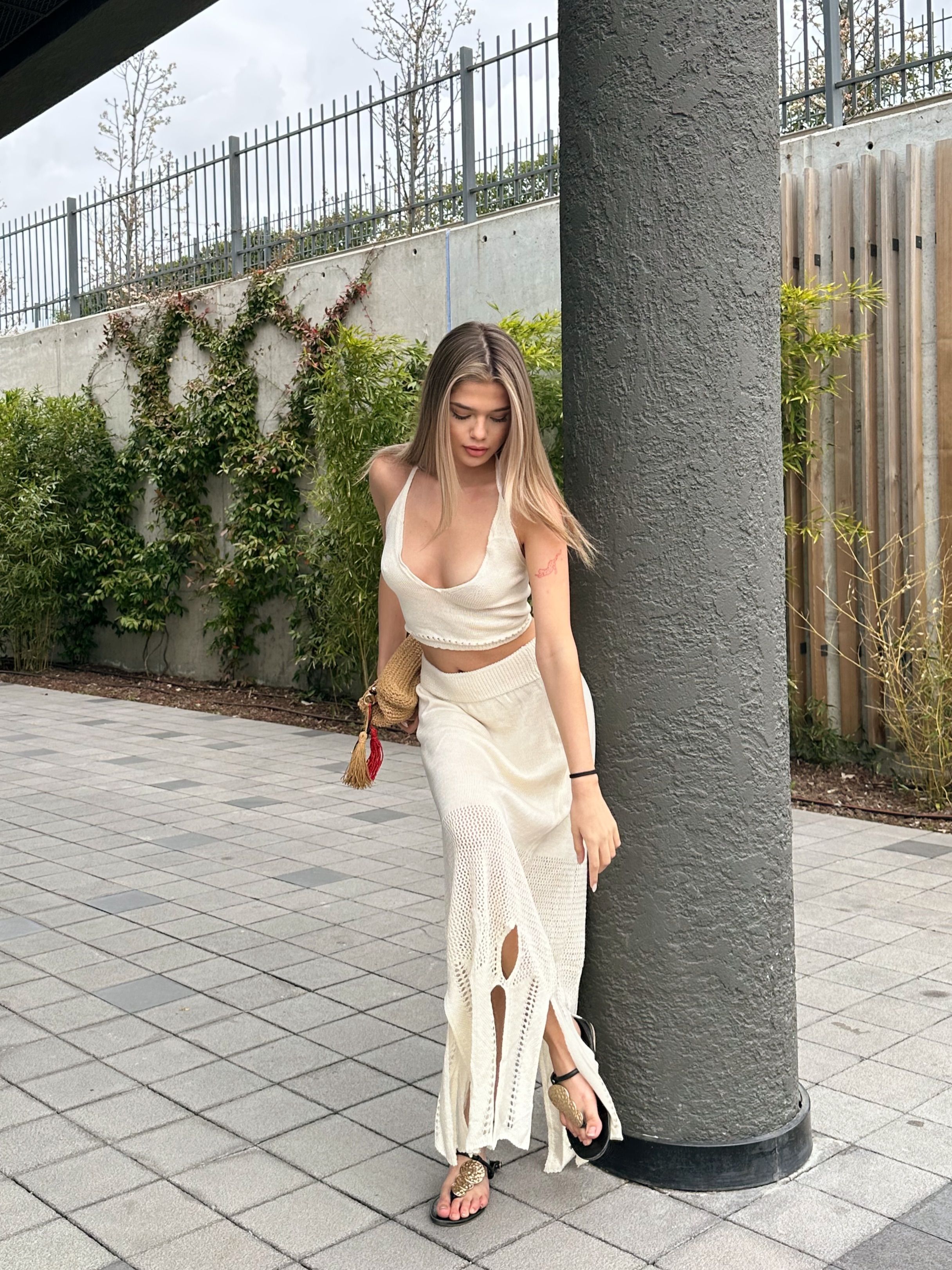 Bej Boyundan Bağlamalı Örme Takım Elbise