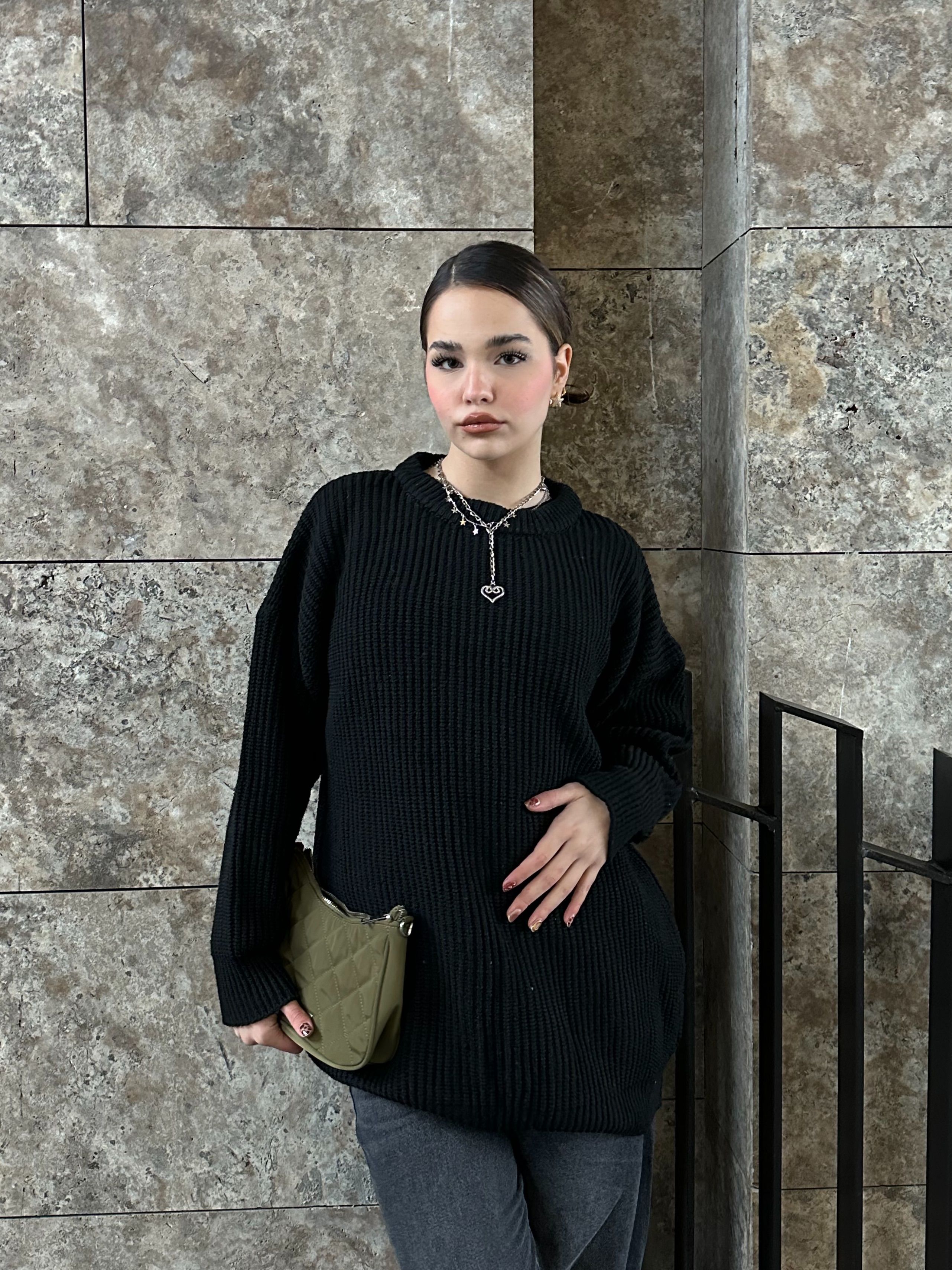 Yuvarlak Yakalı Siyah Oversize Triko Kazak