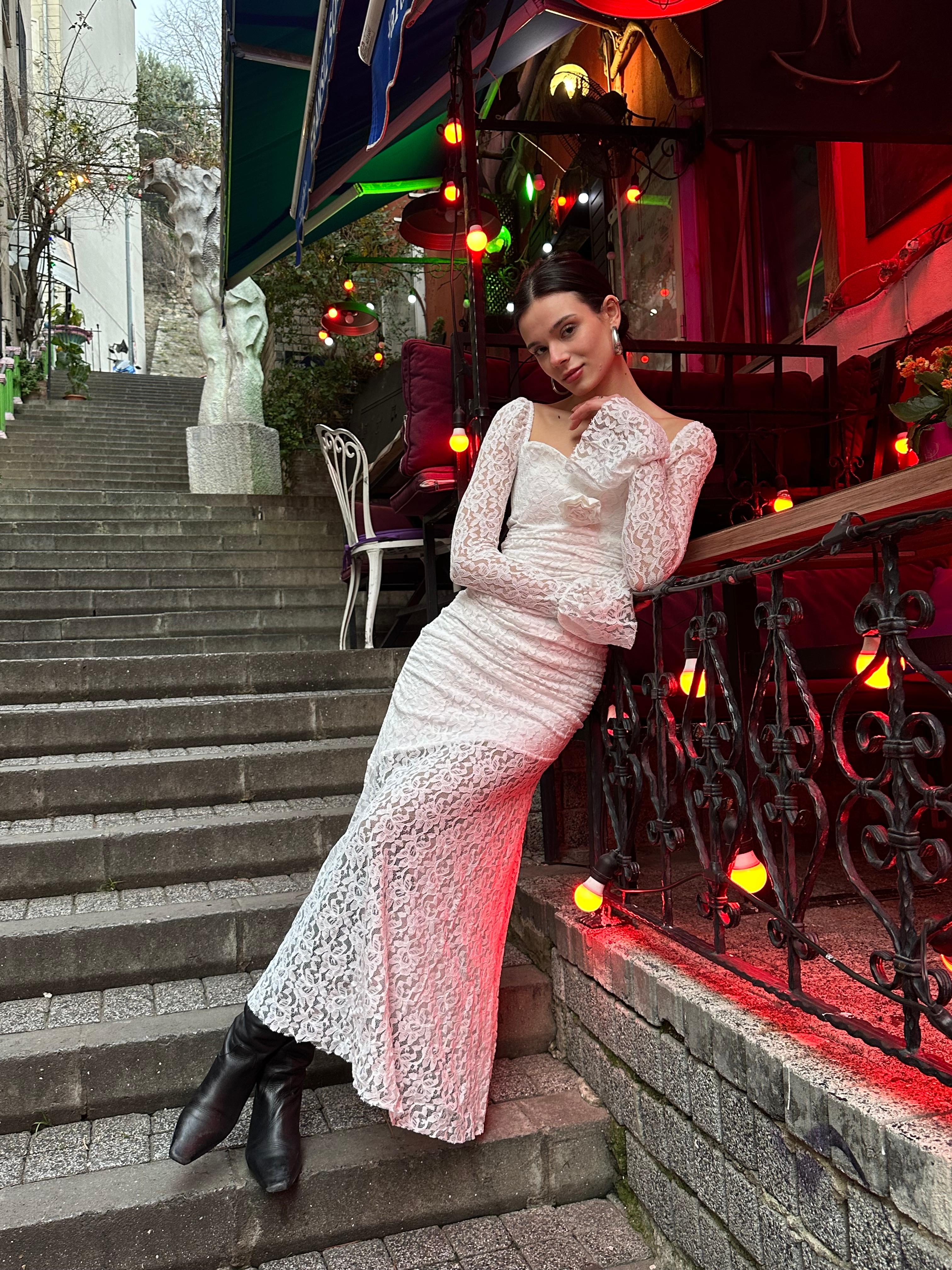 Beyaz Drape Detay Dantelli Maxi Elbise