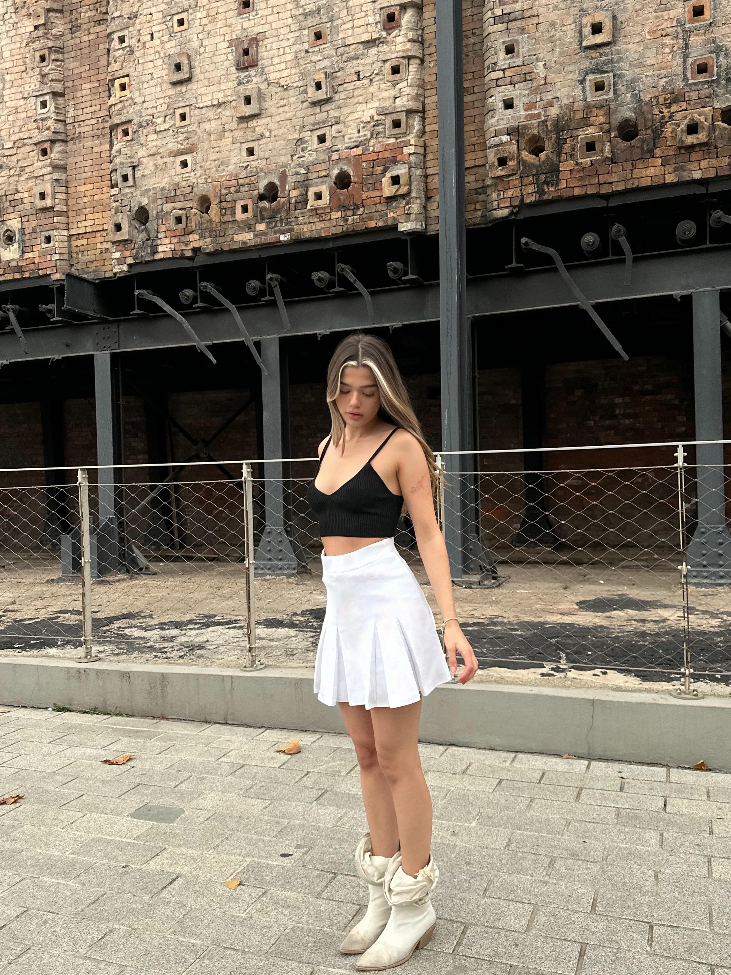 Beyaz Pileli Etek