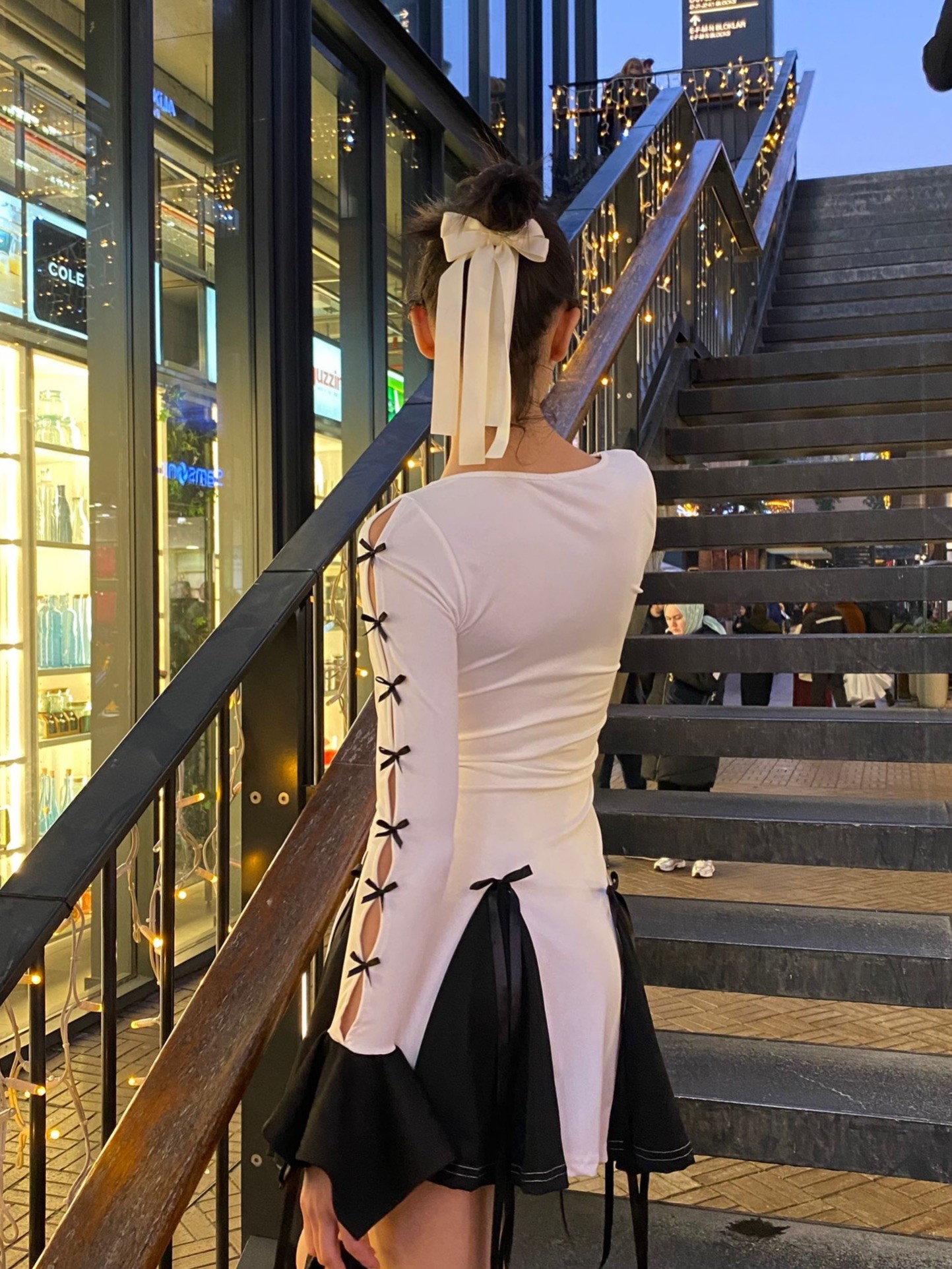 Beyaz Siyah Ribbon Detail Pileli Elbise