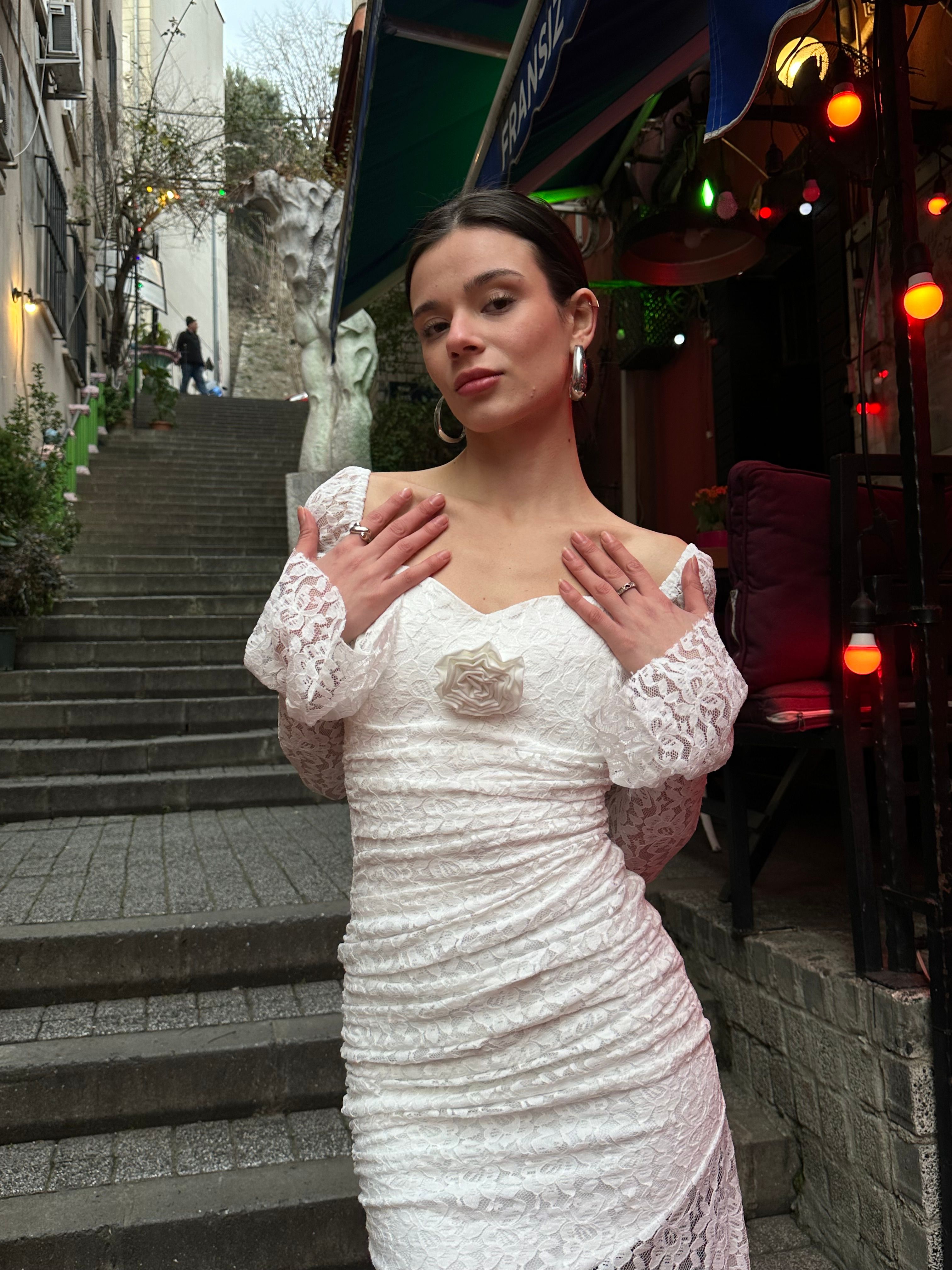 Beyaz Drape Detay Dantelli Maxi Elbise