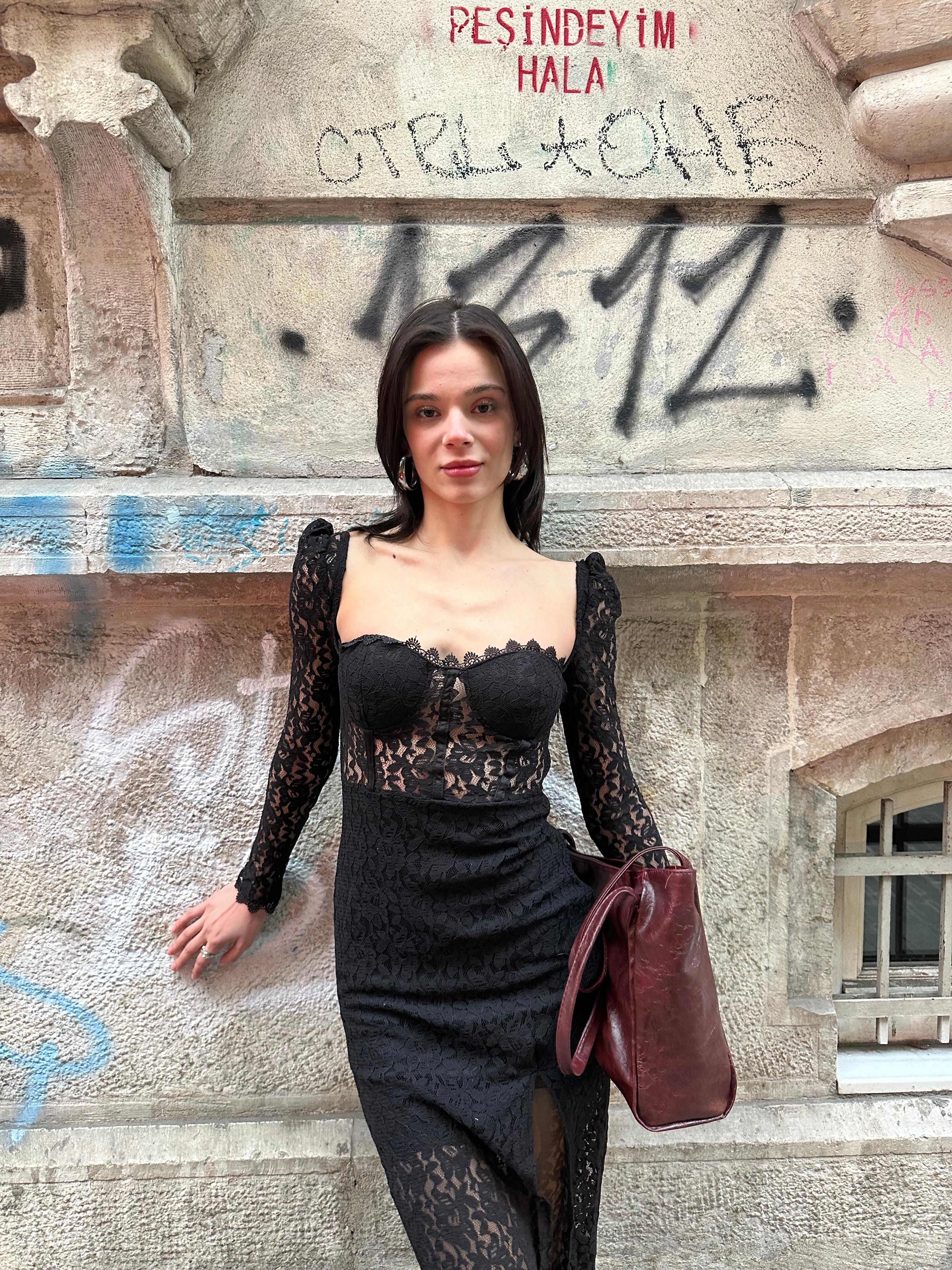 Siyah Drape Detay Dantelli Maxi Elbise