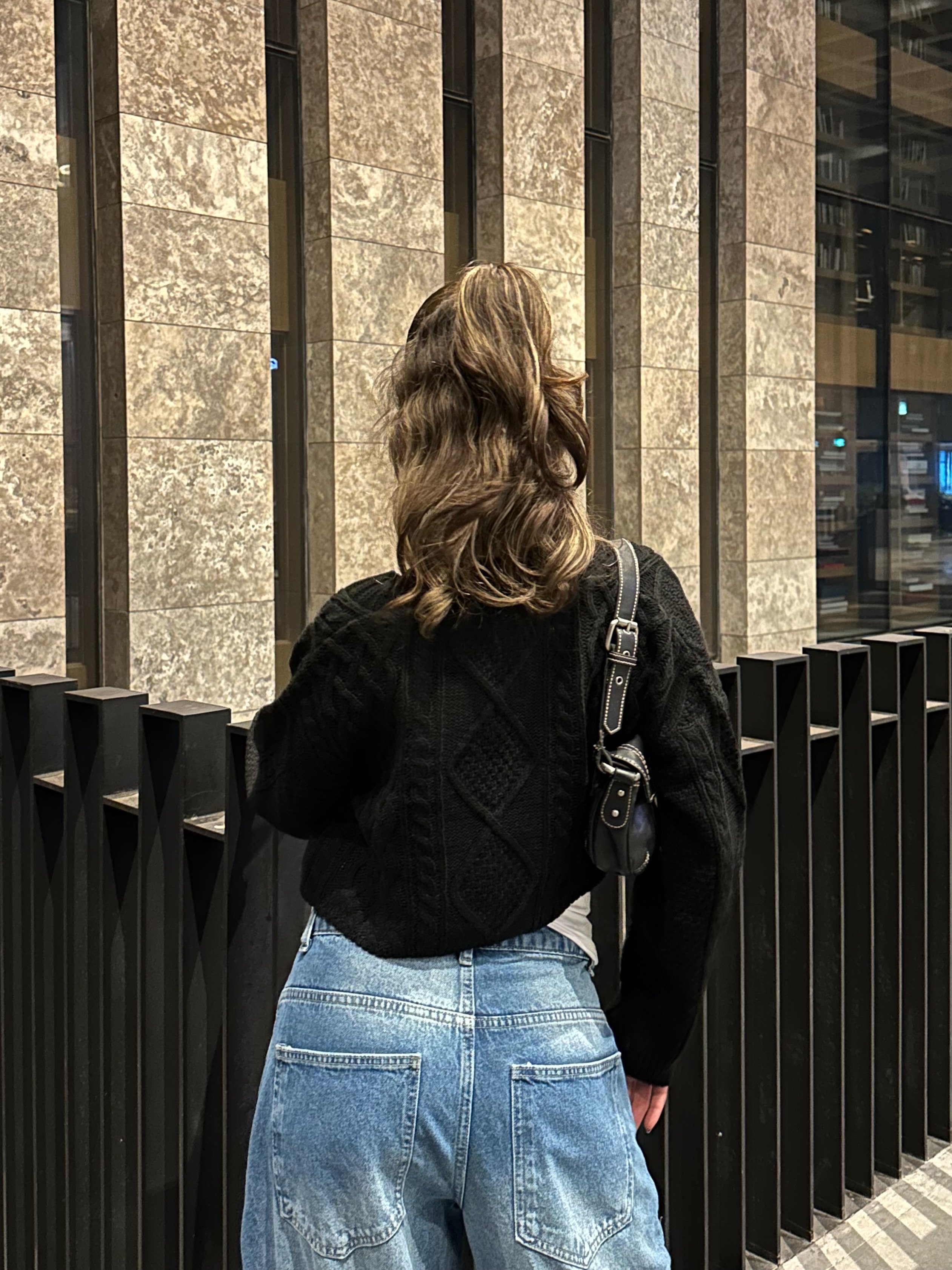 V Yaka Düğmeli Crop Siyah Triko Kazak