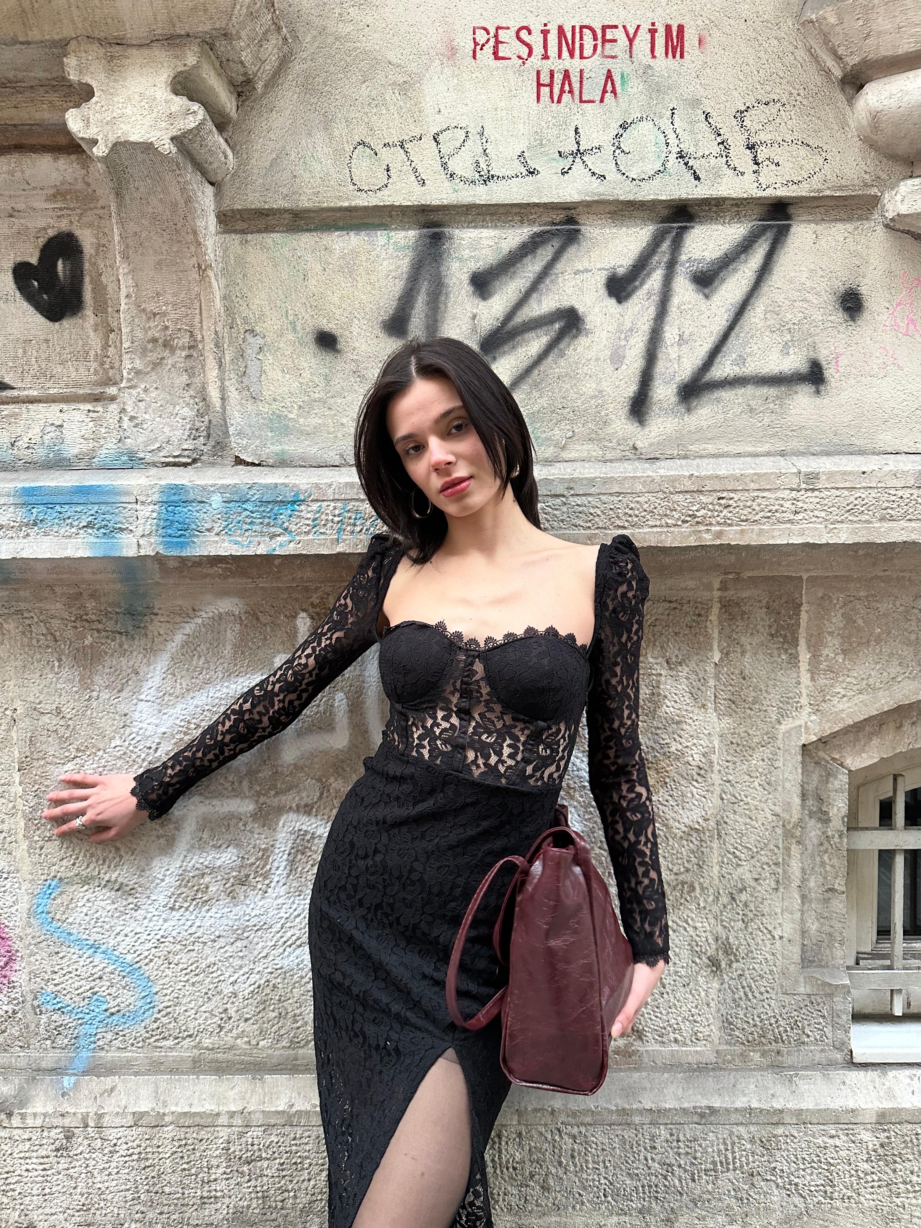 Siyah Drape Detay Dantelli Maxi Elbise