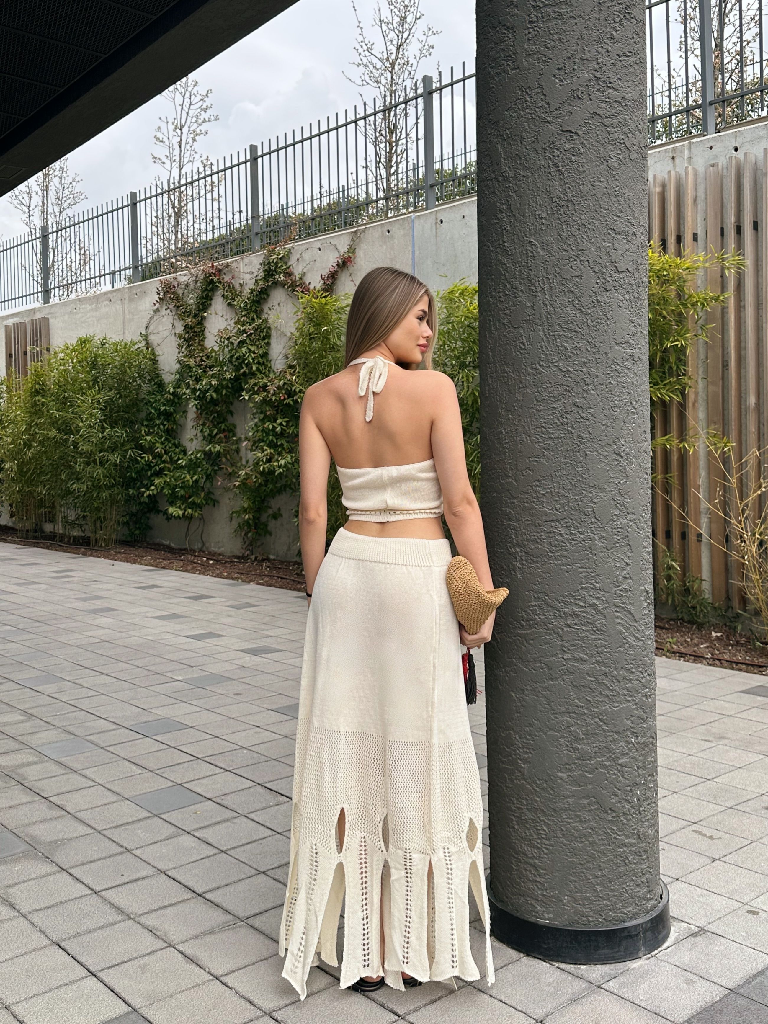 Bej Boyundan Bağlamalı Örme Takım Elbise