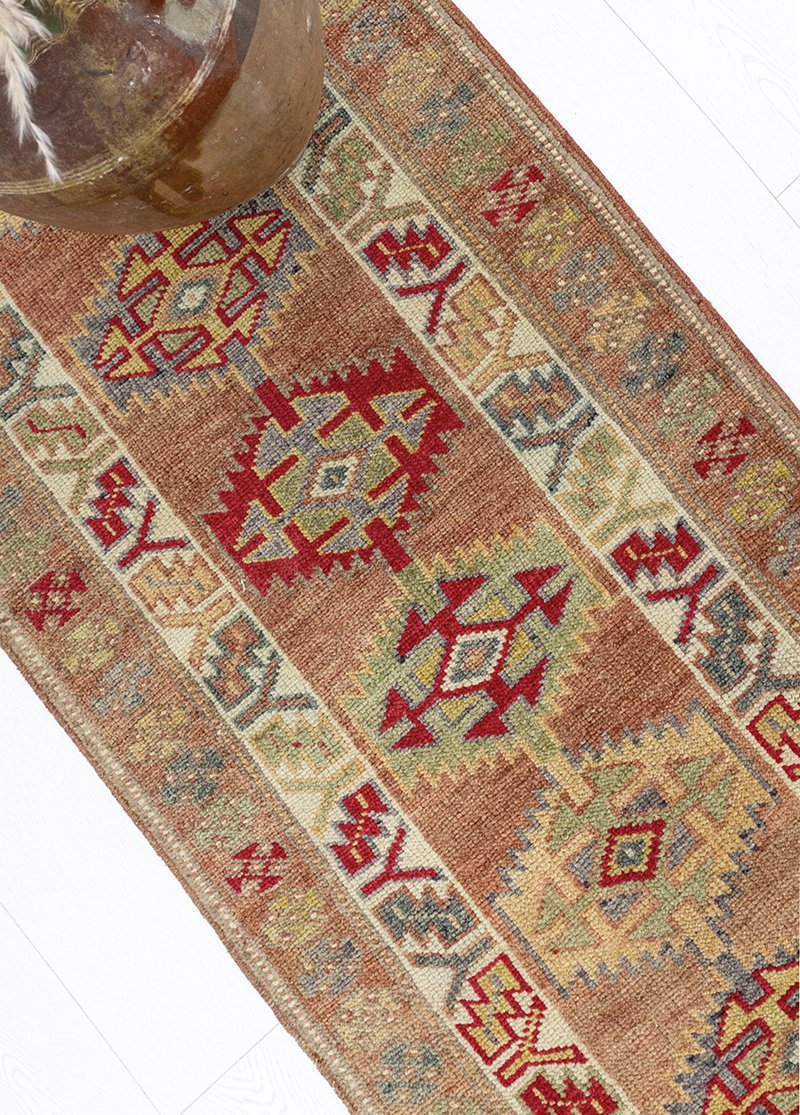 Piravi Geometric Abrasive Hand-Woven Wool Runner 2,7x13,5 ft