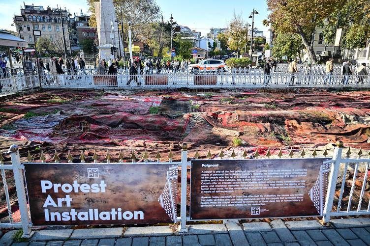 Halı, insanoğlunun birbiriyle temasını, his ve duygularını dokuyarak dile getirdiği kadim bir lisandır.