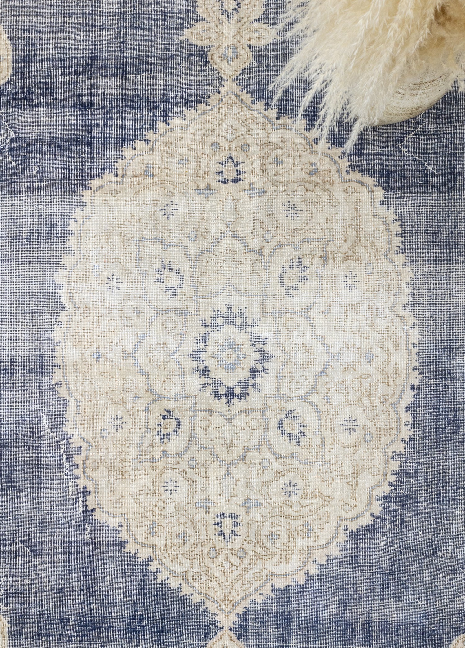 What are the Features of Isparta Rug?