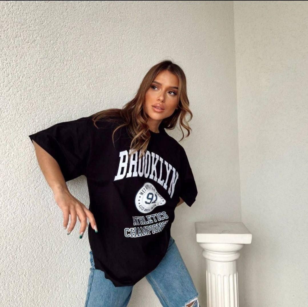 0 Yaka Brooklyn Baskı Nakışlı Oversize Kadın T-Shirt