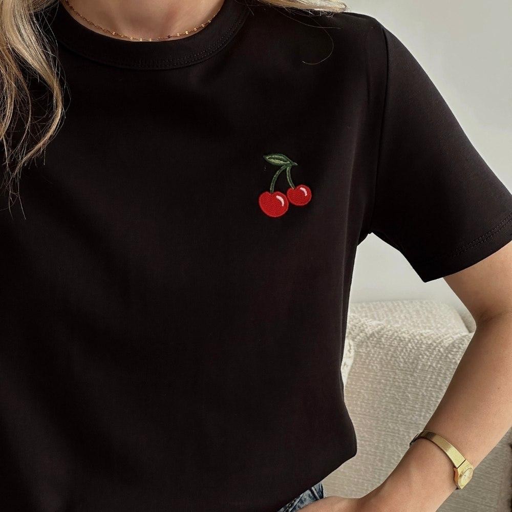 0 Yaka Kiraz Nakışlı Kadın T-Shirt